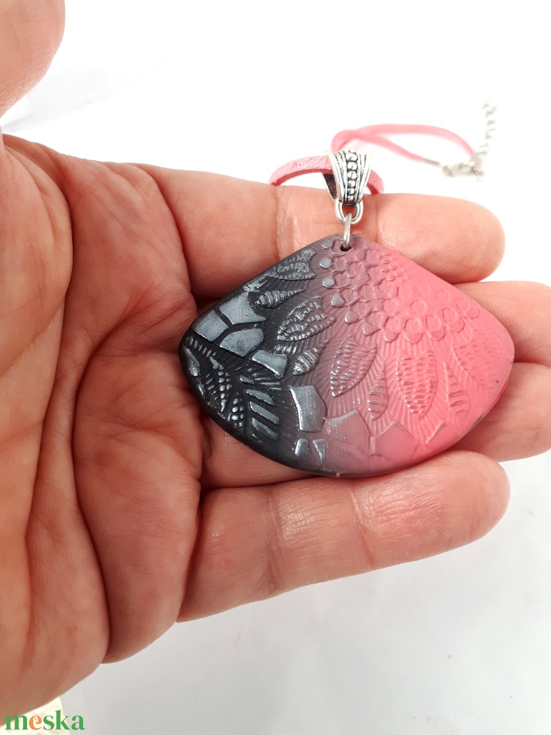Színátmenetes medál, pink-szürke ékszergyurma medál - ékszer - nyaklánc - medálos nyaklánc - Meska.hu Színátmenetes medál, pink-szürke ékszergyurma medál - ékszer - nyaklánc - medálos nyaklánc - Meska.hu