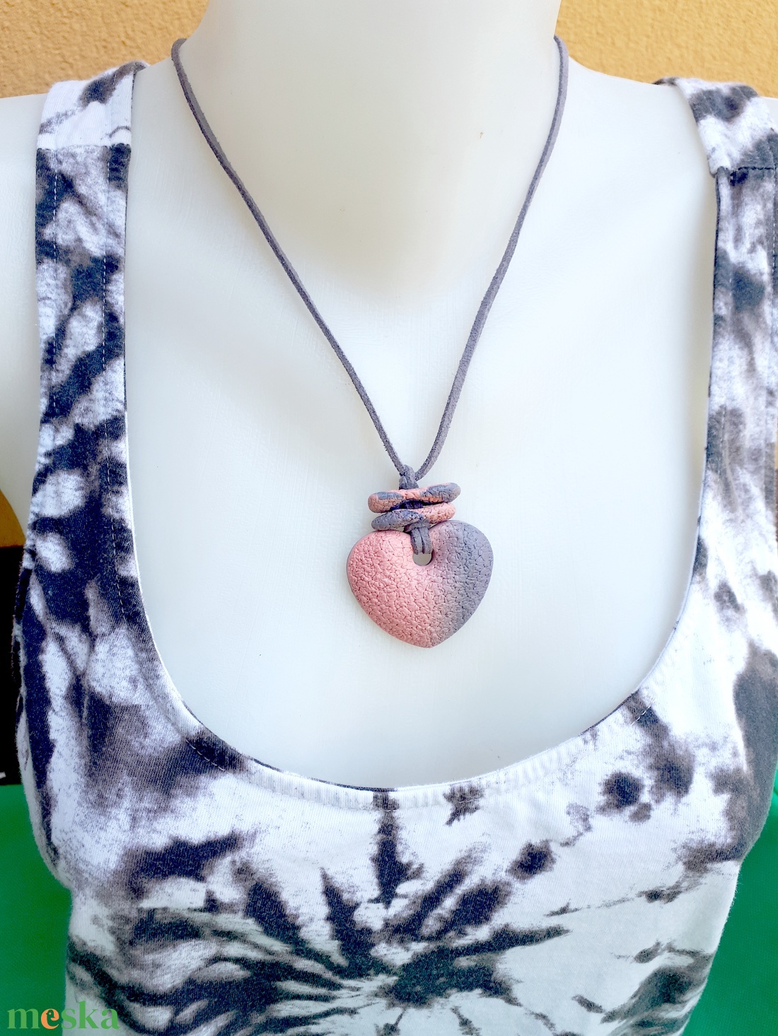 Barack és szürke kőhatású ékszergyurma medál fülbevalókkal - ékszer - ékszerszett - Meska.hu