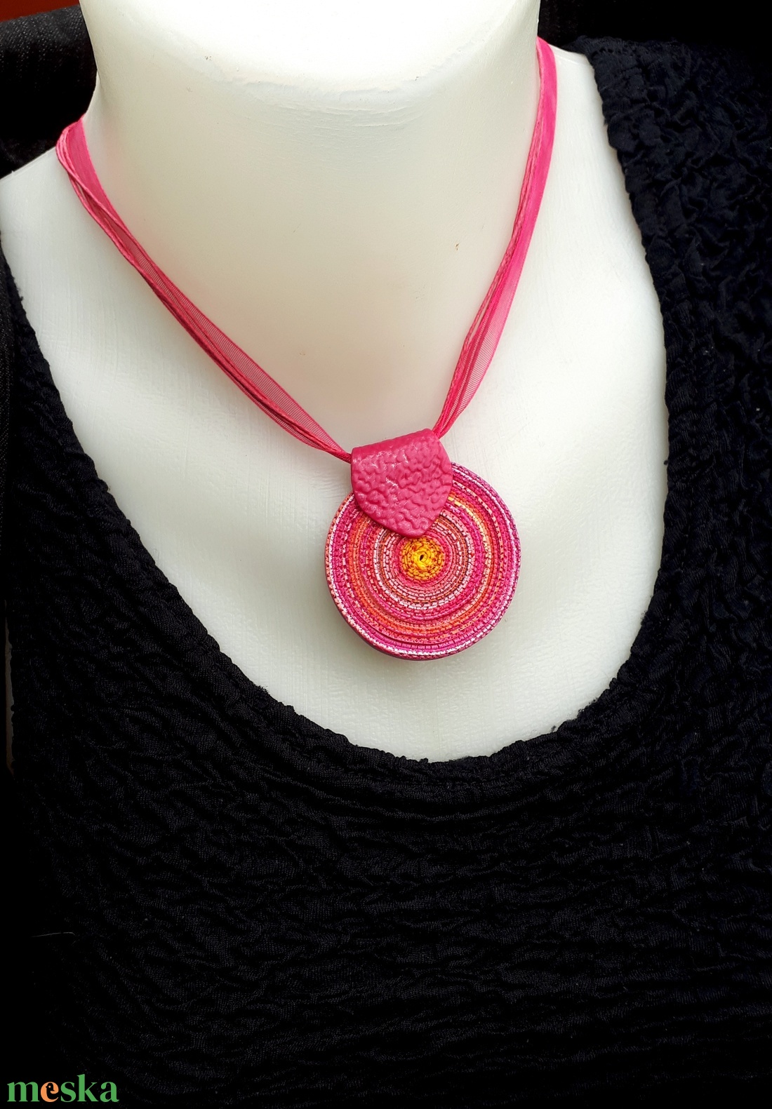 Pink spirál medál ékszergyurmából, pink kerek nyaklánc, egyedi ajándék nőknek - ékszer - nyaklánc - medálos nyaklánc - Meska.hu