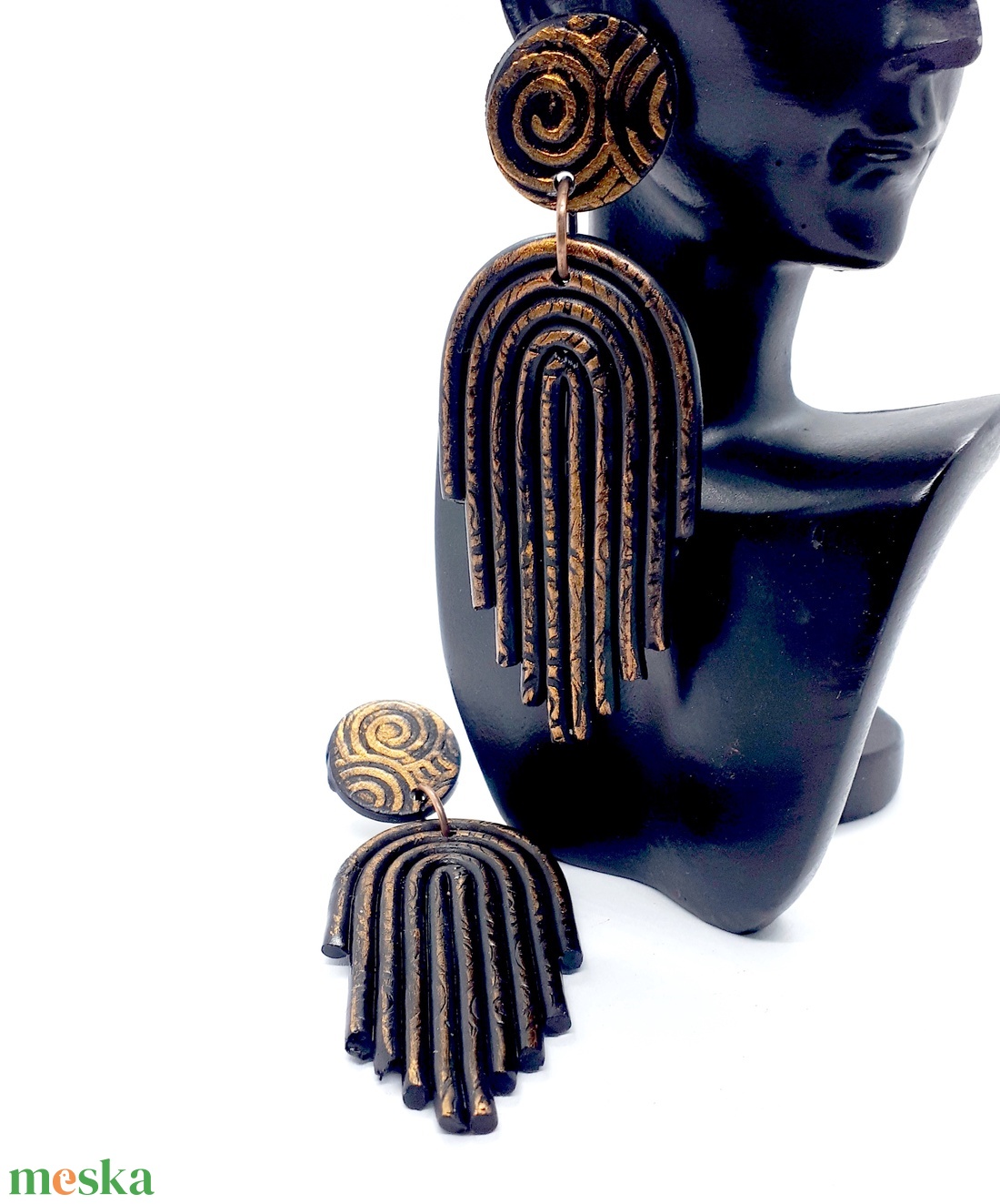 Fekete-arany fülbevaló, hosszú fülbevaló ékszergyurmából, egyedi ajándék nőknek - ékszer - fülbevaló - rojtos fülbevaló - Meska.hu