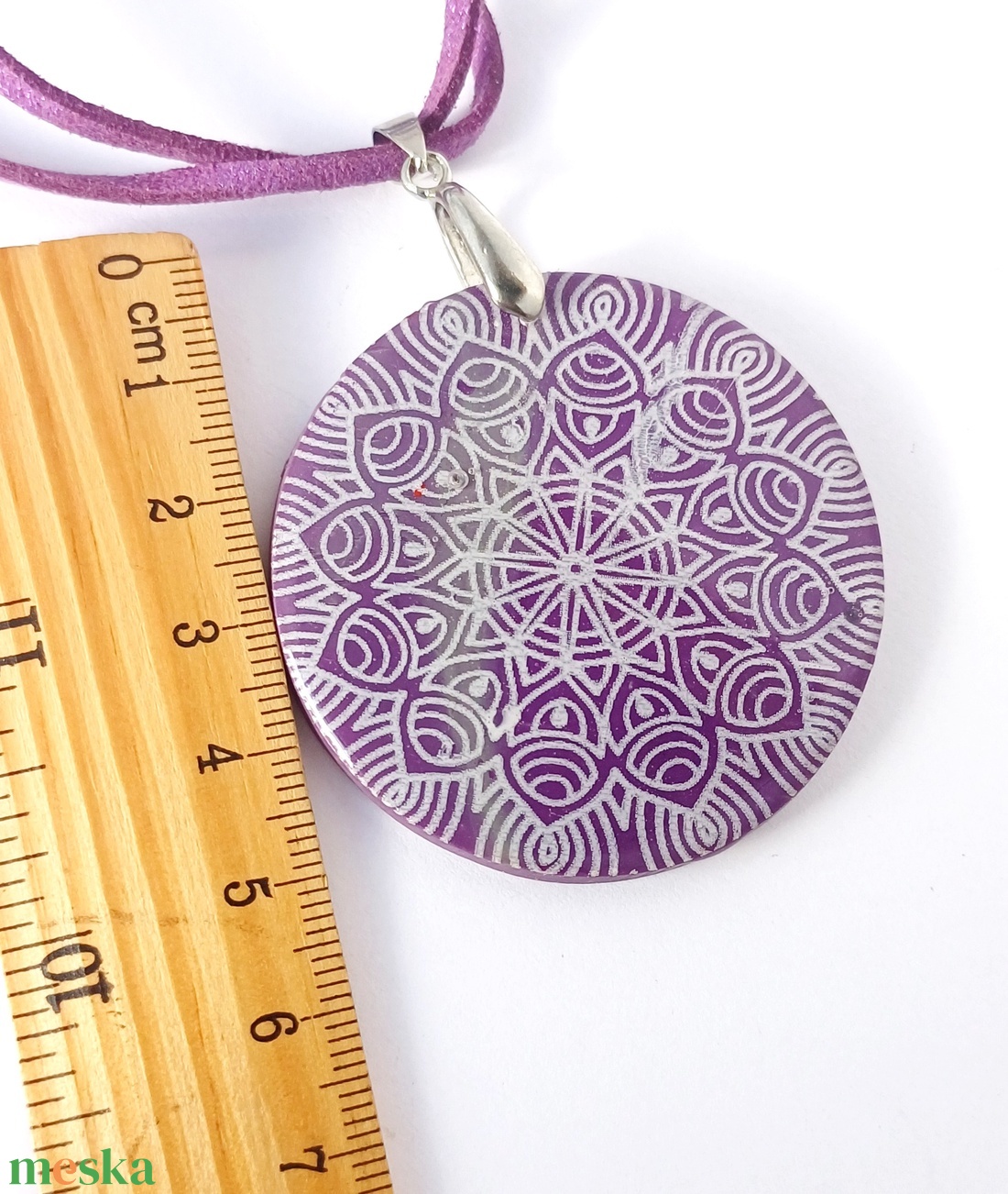 Mandala medál, lila nyaklánc mandala mintával - ékszer - nyaklánc - medálos nyaklánc - Meska.hu Mandala medál, lila nyaklánc mandala mintával - ékszer - nyaklánc - medálos nyaklánc - Meska.hu