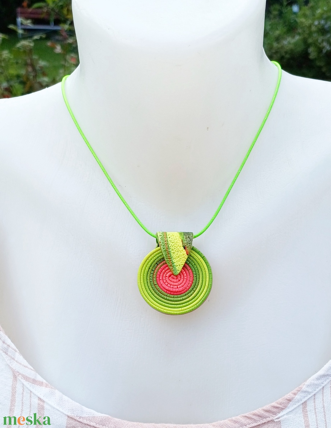 Zöld-pink spirál medál neon színekkel - ékszer - nyaklánc - medálos nyaklánc - Meska.hu