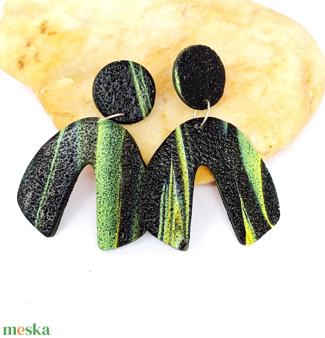 Zöld-fekete fülbevaló - ékszer - fülbevaló - lógó fülbevaló - Meska.hu
