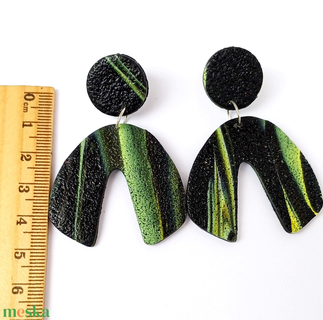 Zöld-fekete fülbevaló - ékszer - fülbevaló - lógó fülbevaló - Meska.hu