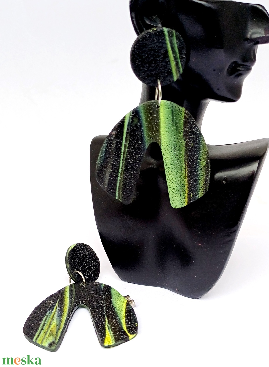 Zöld-fekete fülbevaló - ékszer - fülbevaló - lógó fülbevaló - Meska.hu