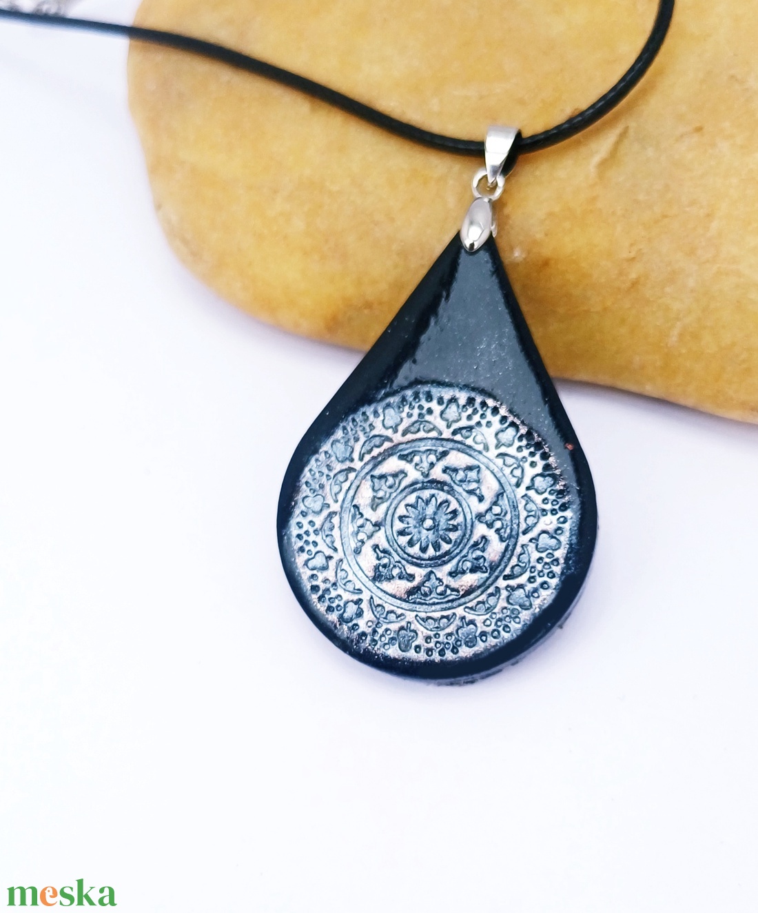 Fekete csepp medálos nyaklánc - ékszer - nyaklánc - medálos nyaklánc - Meska.hu