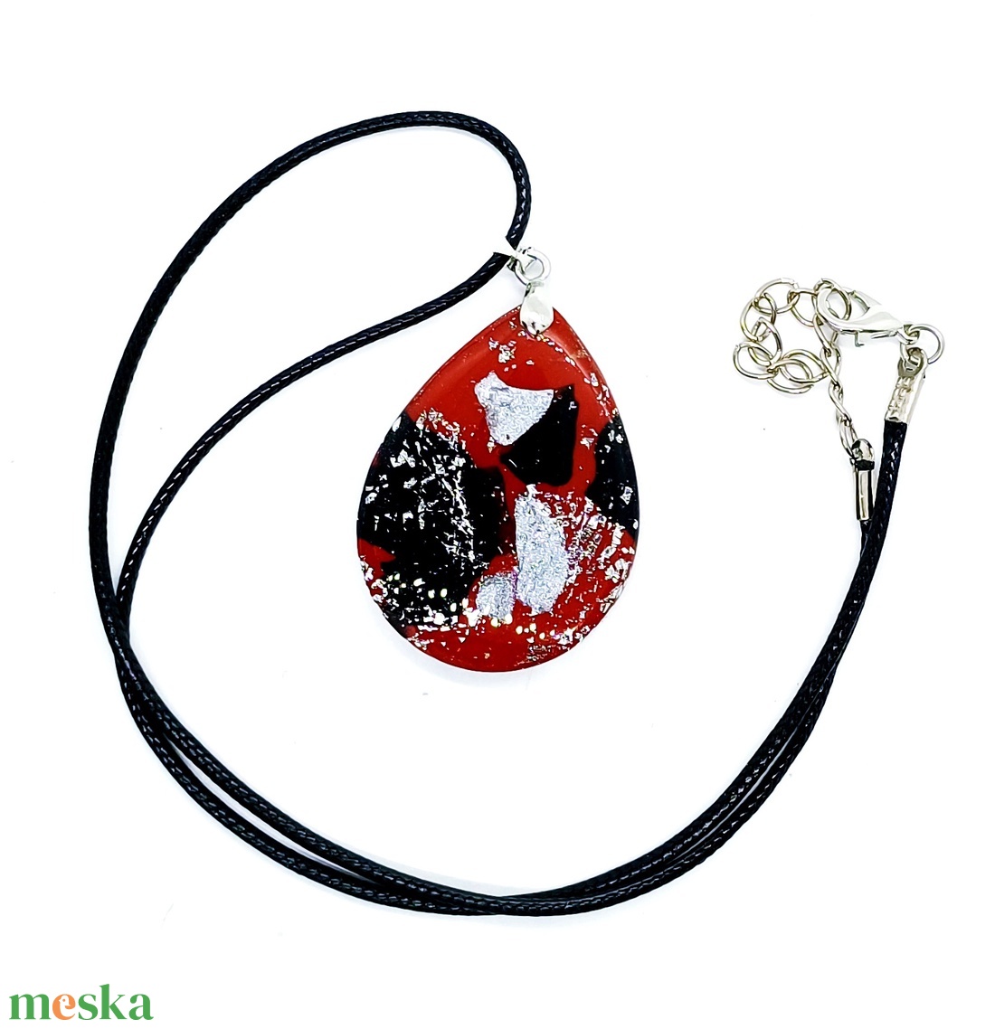 Piros-fekete medálos nyaklánc - ékszer - nyaklánc - medálos nyaklánc - Meska.hu