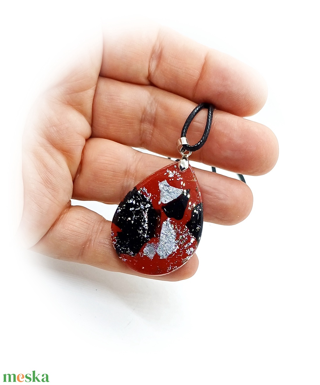 Piros-fekete medálos nyaklánc - ékszer - nyaklánc - medálos nyaklánc - Meska.hu