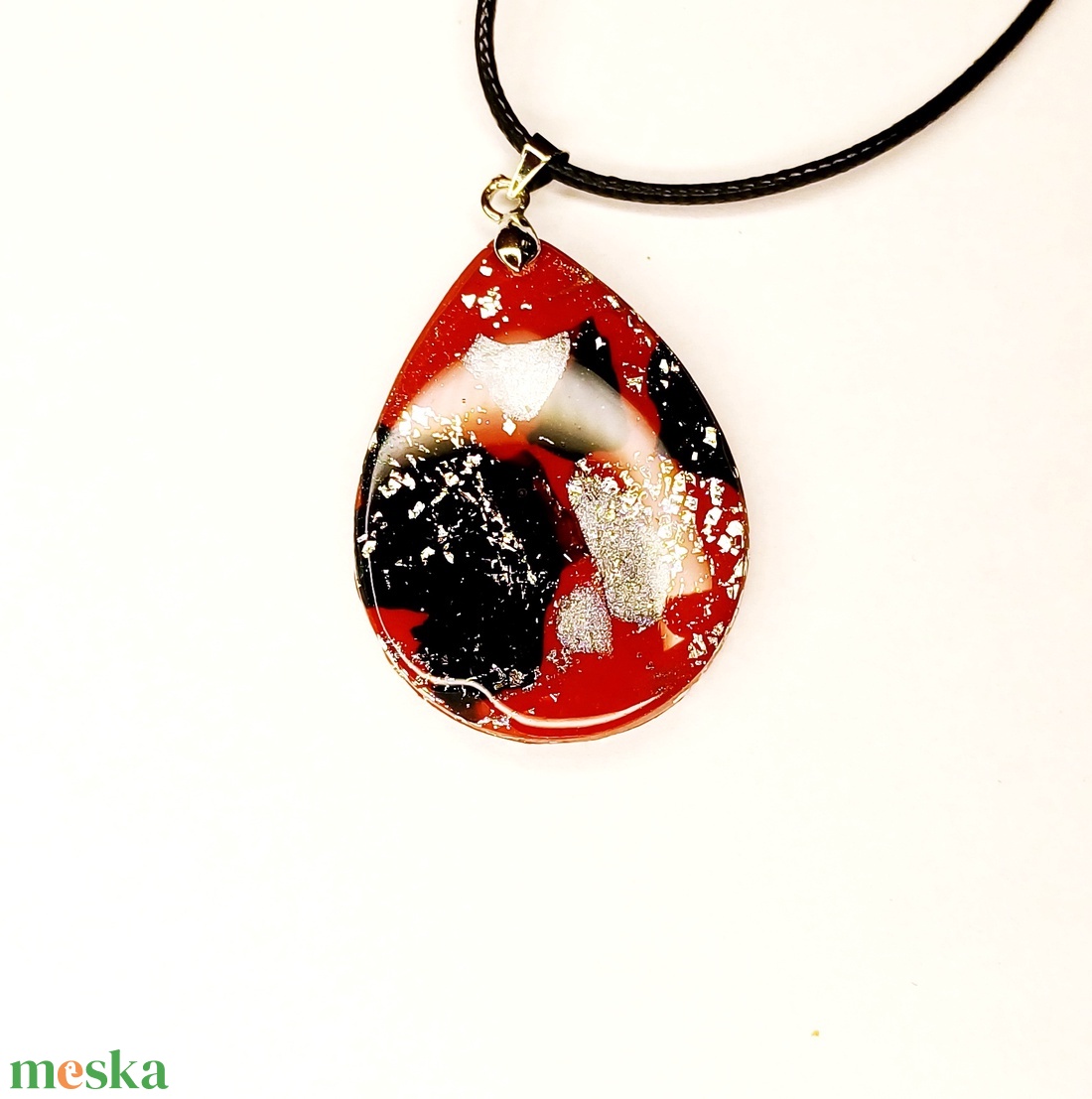 Piros-fekete medálos nyaklánc - ékszer - nyaklánc - medálos nyaklánc - Meska.hu