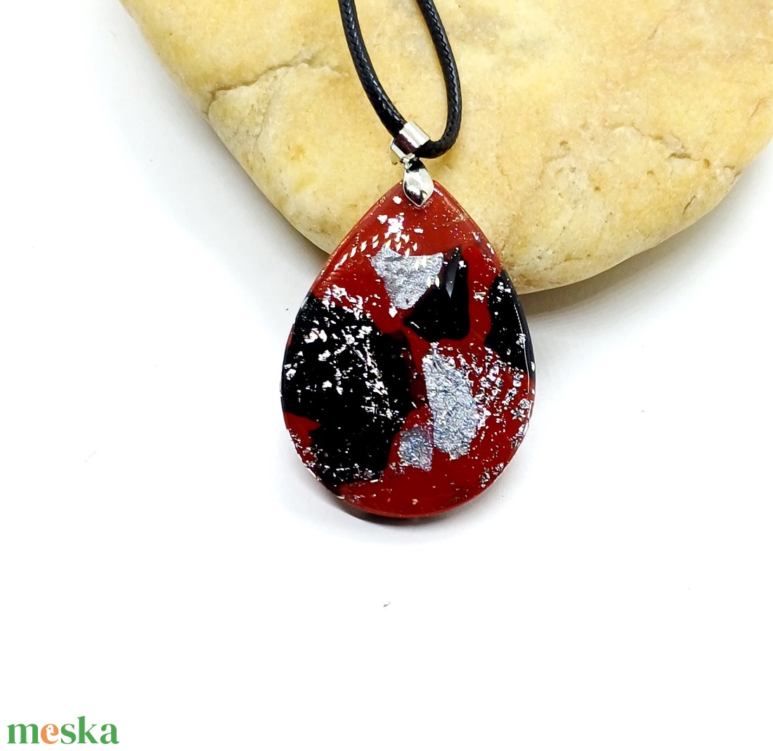Piros-fekete medálos nyaklánc - ékszer - nyaklánc - medálos nyaklánc - Meska.hu