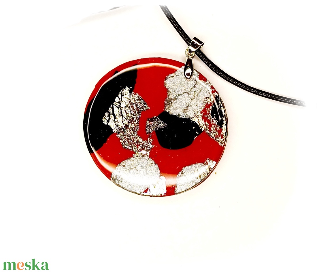 Piros-fekete kerek medálos nyaklánc - ékszer - nyaklánc - medálos nyaklánc - Meska.hu