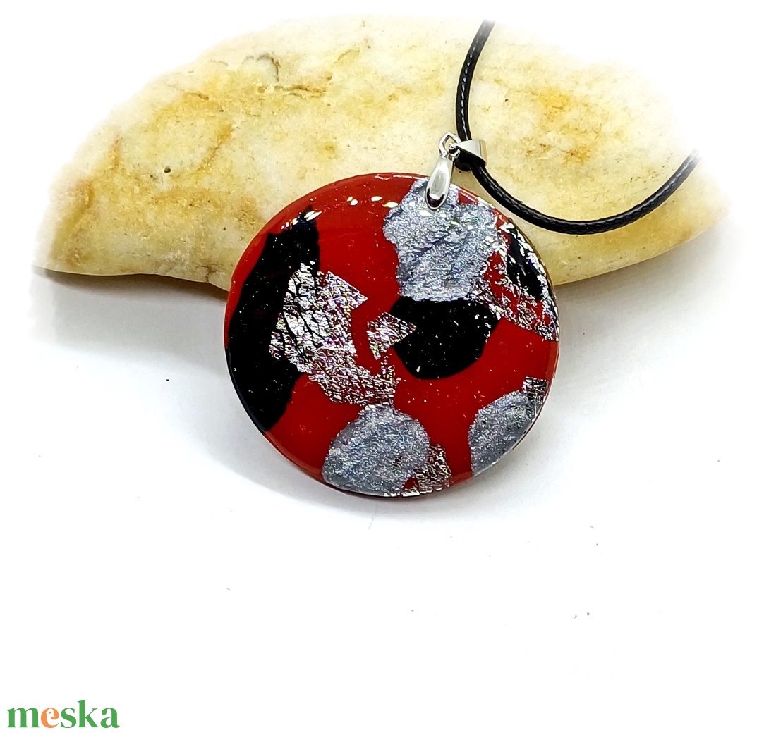 Piros-fekete kerek medálos nyaklánc - ékszer - nyaklánc - medálos nyaklánc - Meska.hu