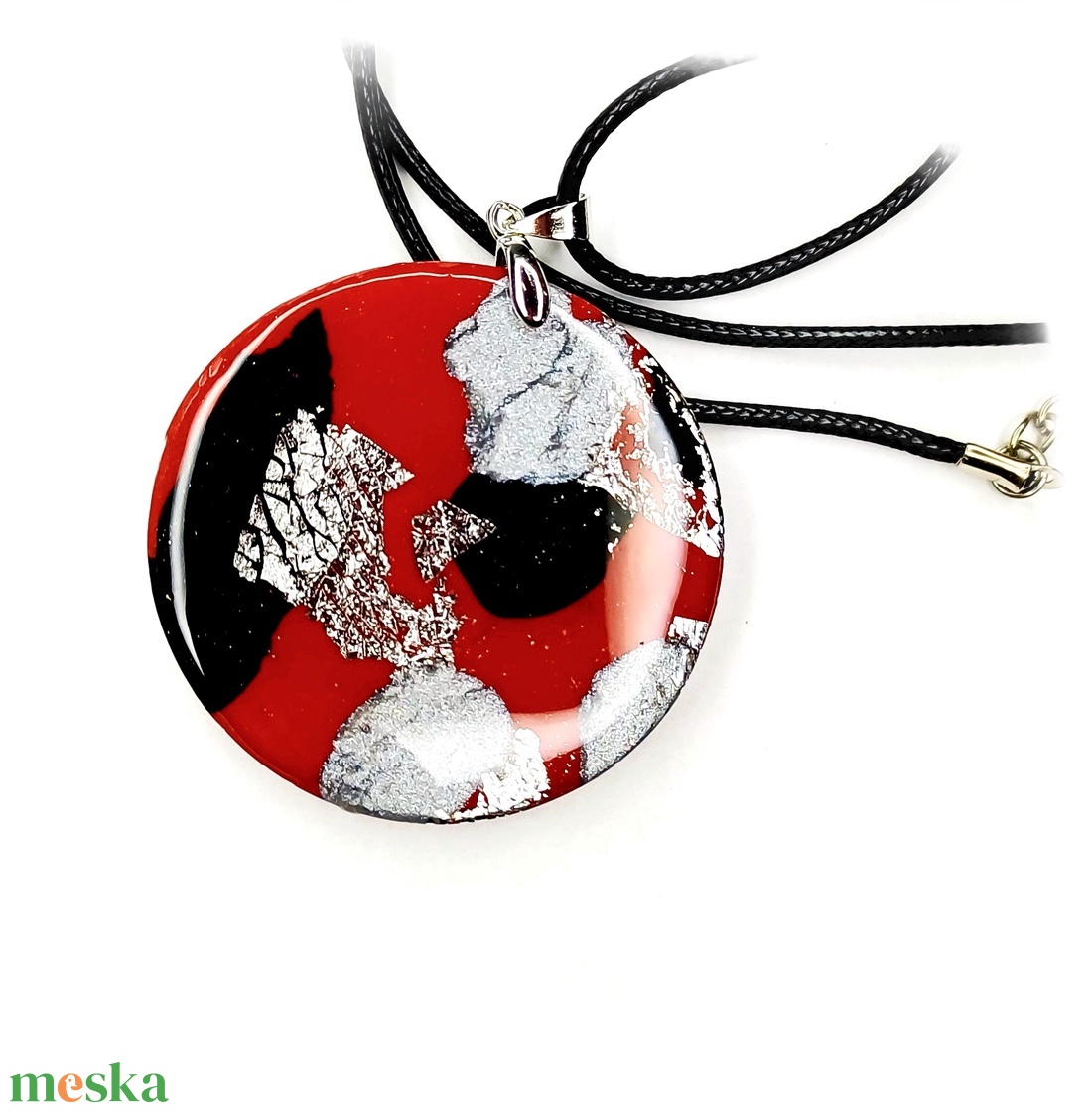 Piros-fekete kerek medálos nyaklánc - ékszer - nyaklánc - medálos nyaklánc - Meska.hu