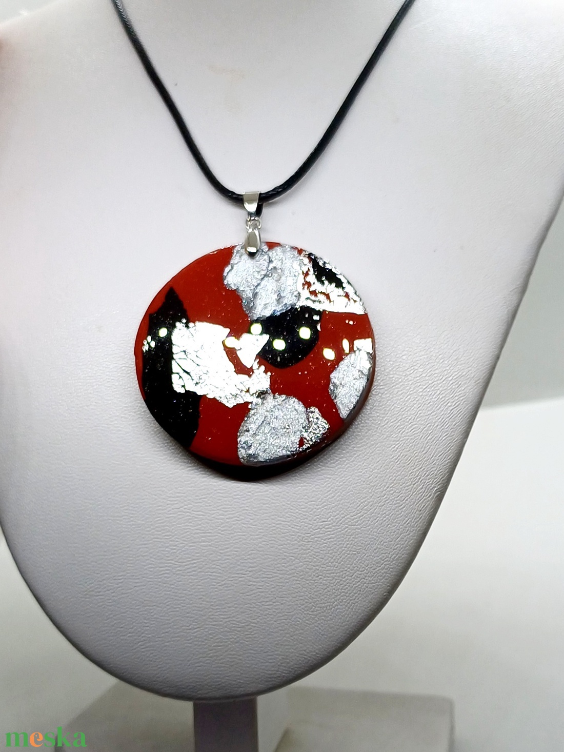 Piros-fekete kerek medálos nyaklánc - ékszer - nyaklánc - medálos nyaklánc - Meska.hu