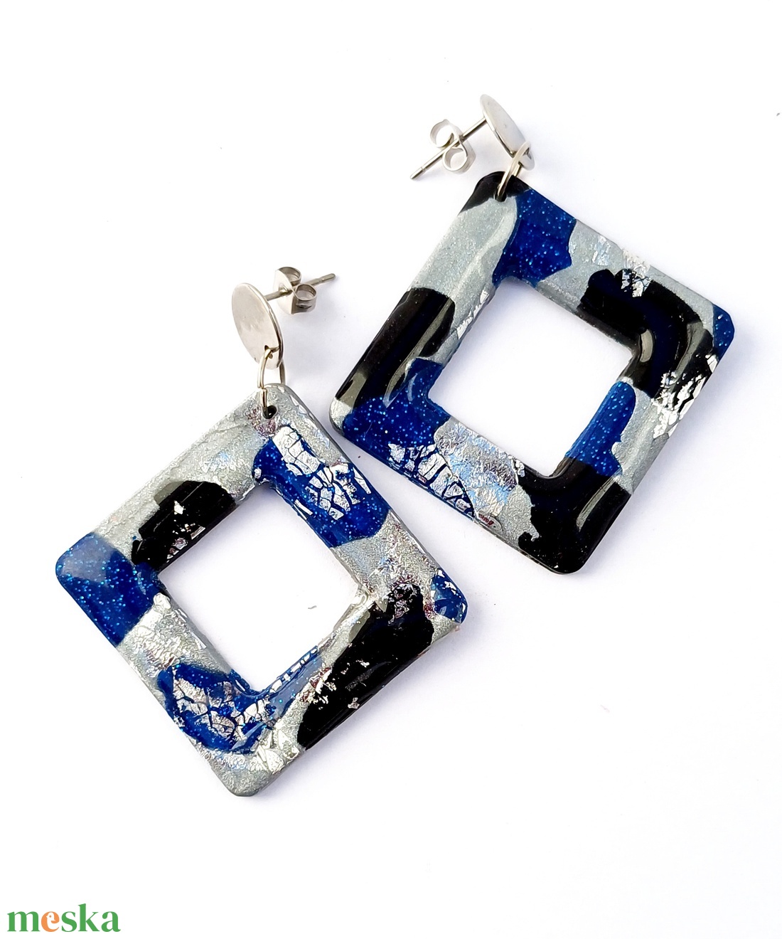 kék-fehér-fekete négyzetes fülbevaló, süthető gyurma - ékszer - fülbevaló - lógó fülbevaló - Meska.hu