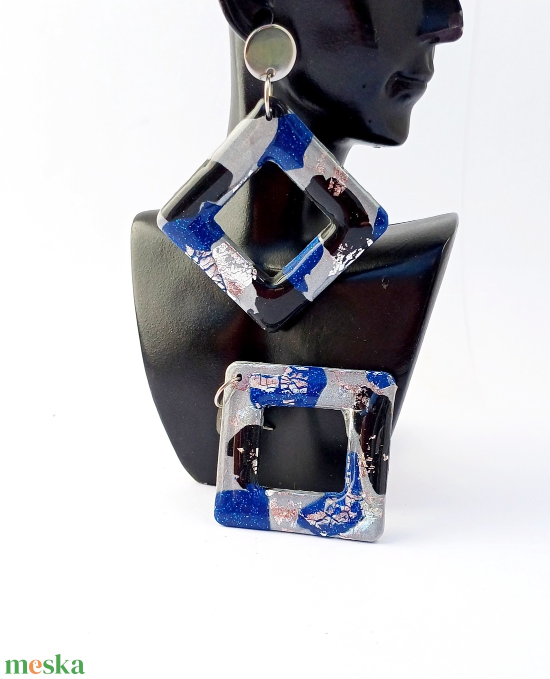 kék-fehér-fekete négyzetes fülbevaló, süthető gyurma - ékszer - fülbevaló - lógó fülbevaló - Meska.hu