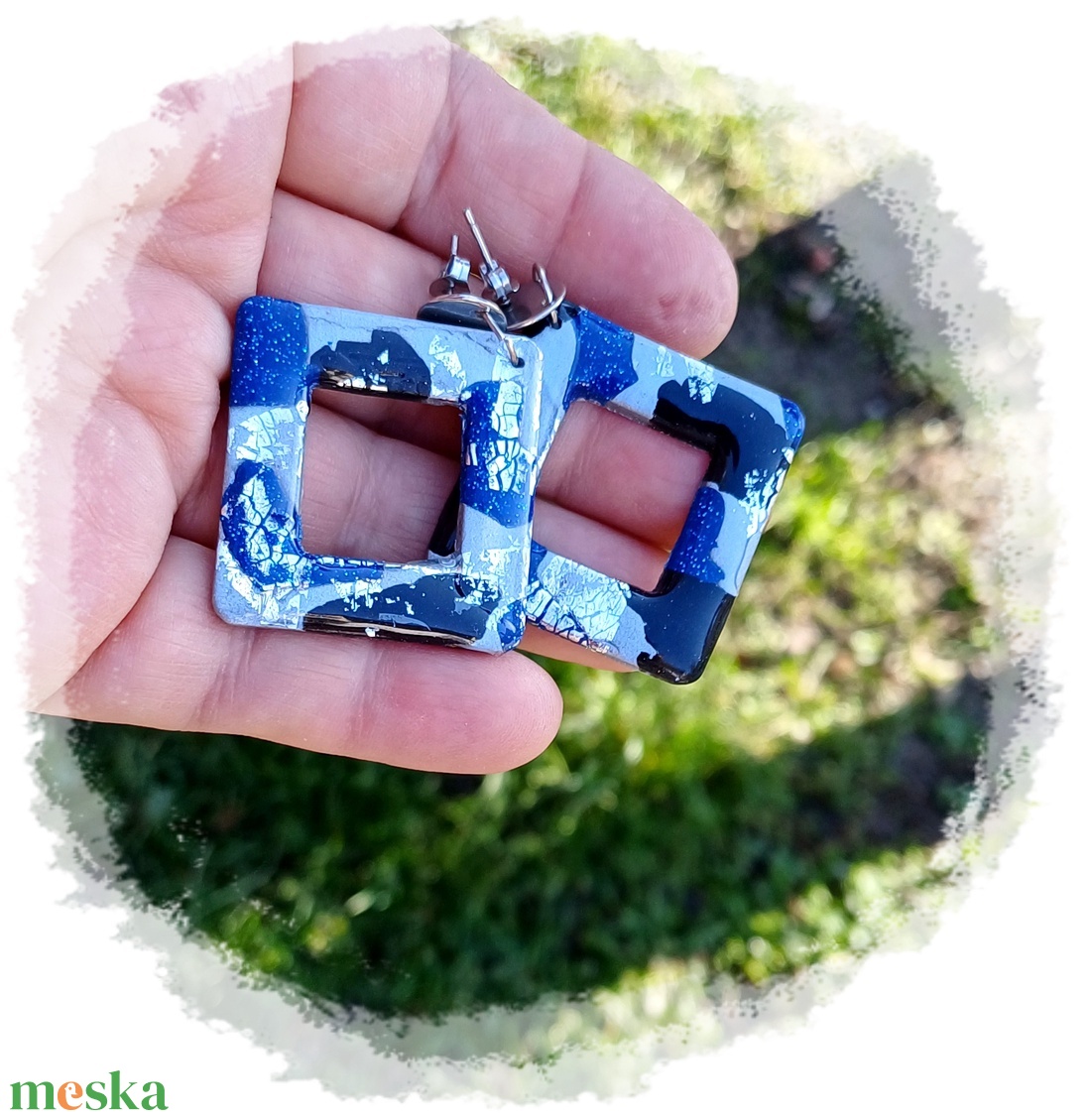 kék-fehér-fekete négyzetes fülbevaló, süthető gyurma - ékszer - fülbevaló - lógó fülbevaló - Meska.hu
