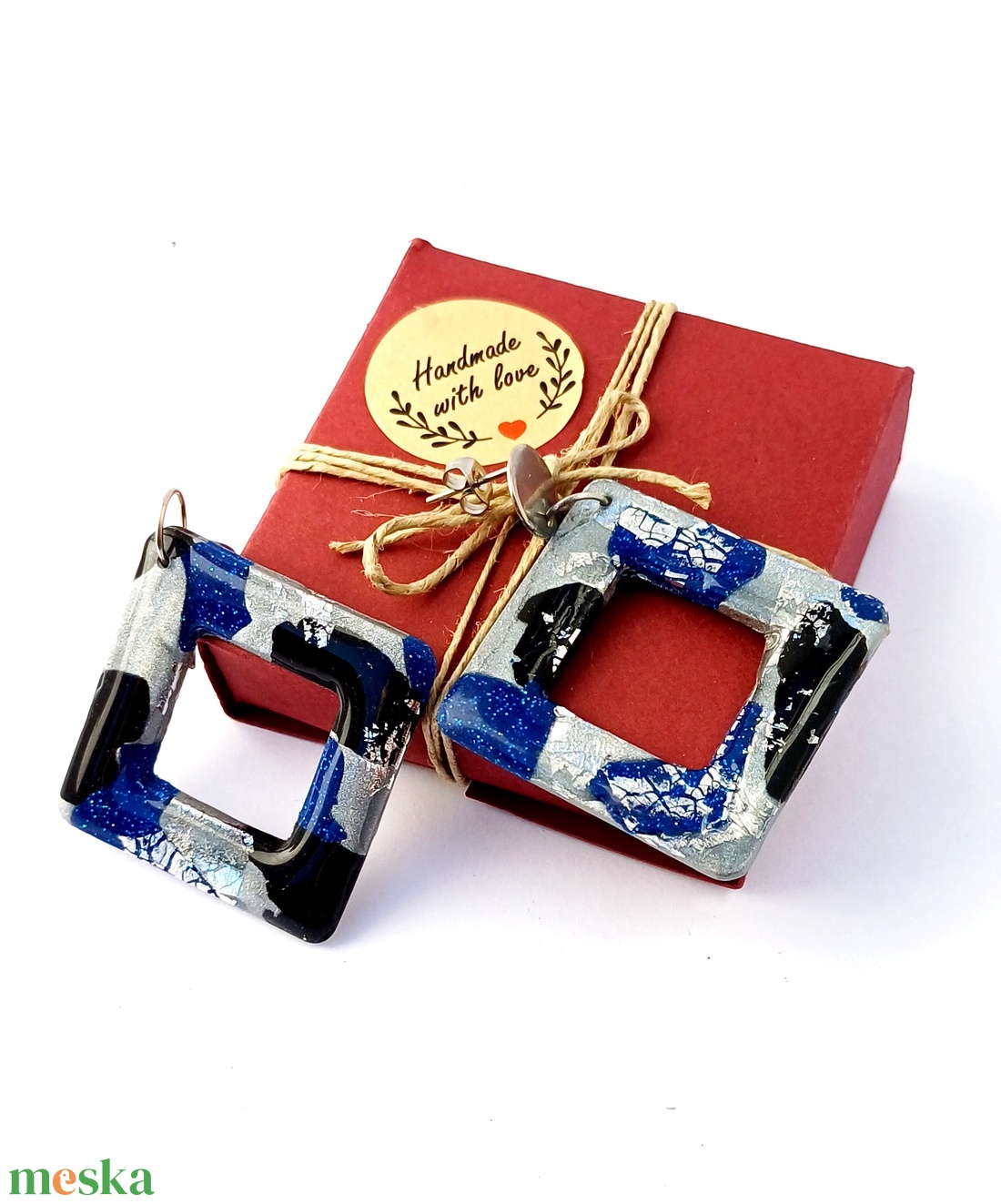 kék-fehér-fekete négyzetes fülbevaló, süthető gyurma - ékszer - fülbevaló - lógó fülbevaló - Meska.hu