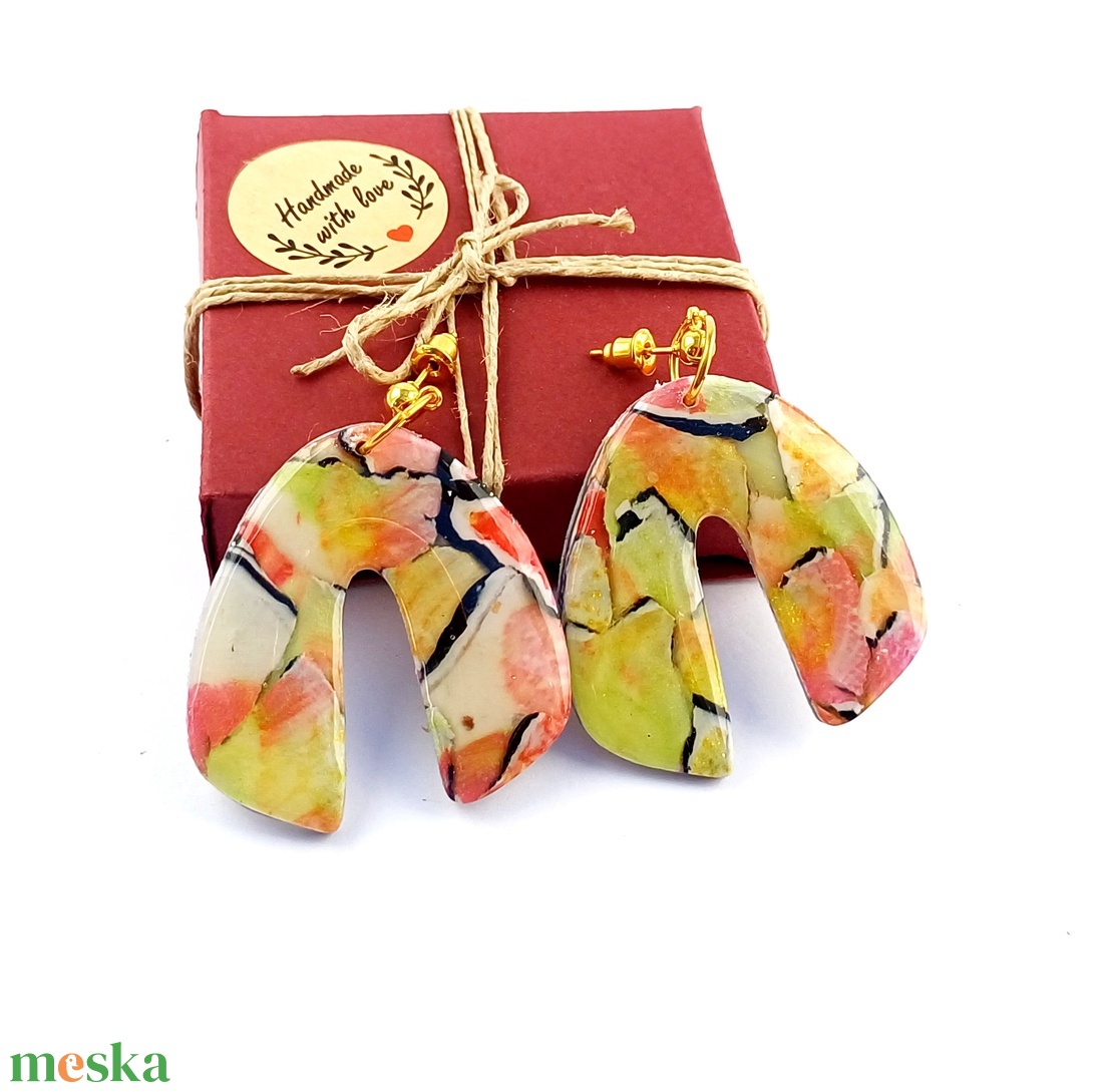 Vidám, színes fülbevalók ékszegyurmából - ékszer - fülbevaló - lógó fülbevaló - Meska.hu