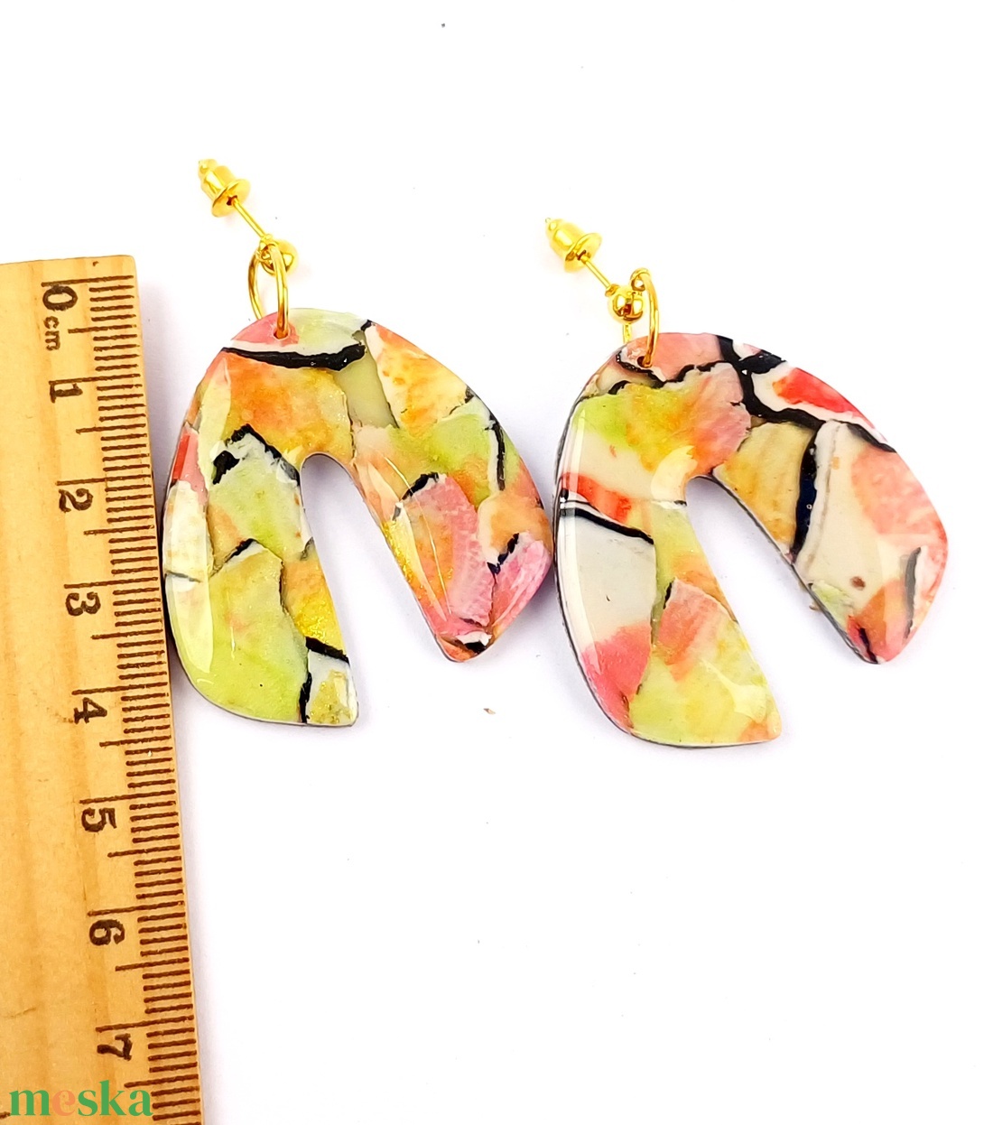 Vidám, színes fülbevalók ékszegyurmából - ékszer - fülbevaló - lógó fülbevaló - Meska.hu