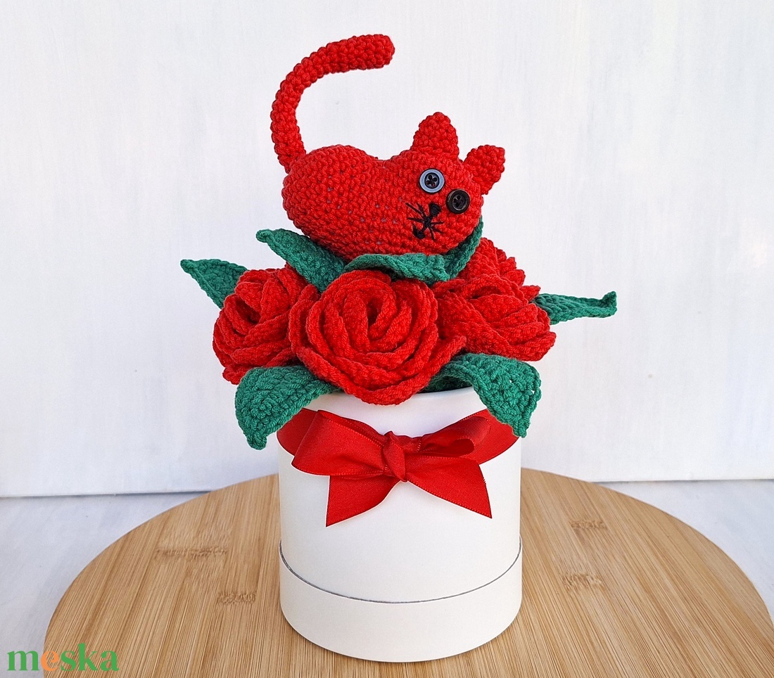 Rózsa doboz horgolt rózsákkal és cicával - otthon & életmód - dekoráció - dísztárgy - Meska.hu