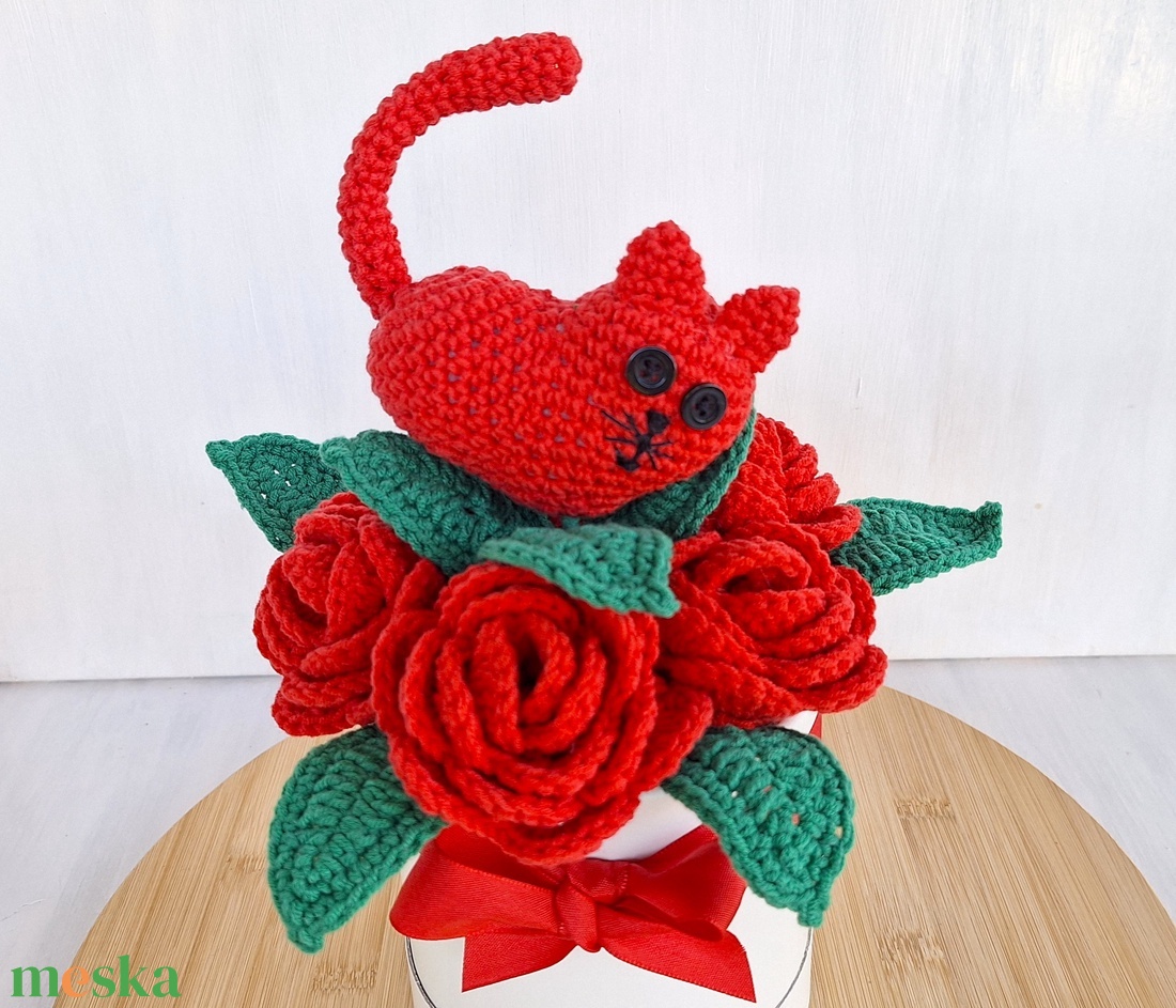 Rózsa doboz horgolt rózsákkal és cicával - otthon & életmód - dekoráció - dísztárgy - Meska.hu