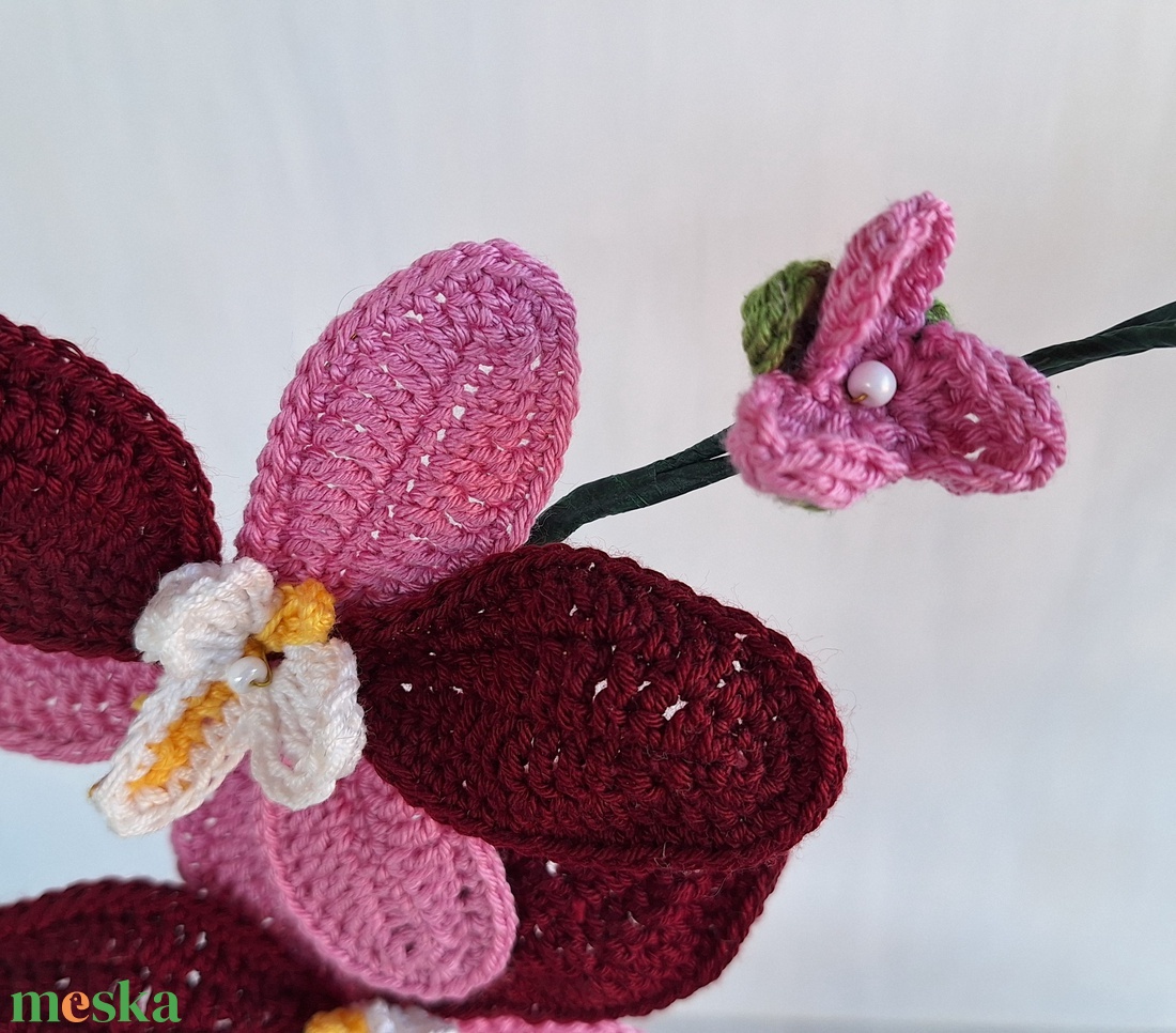 Horgolt orchidea kaspóban - bordó / rózsaszín - otthon & életmód - dekoráció - dísztárgy - Meska.hu