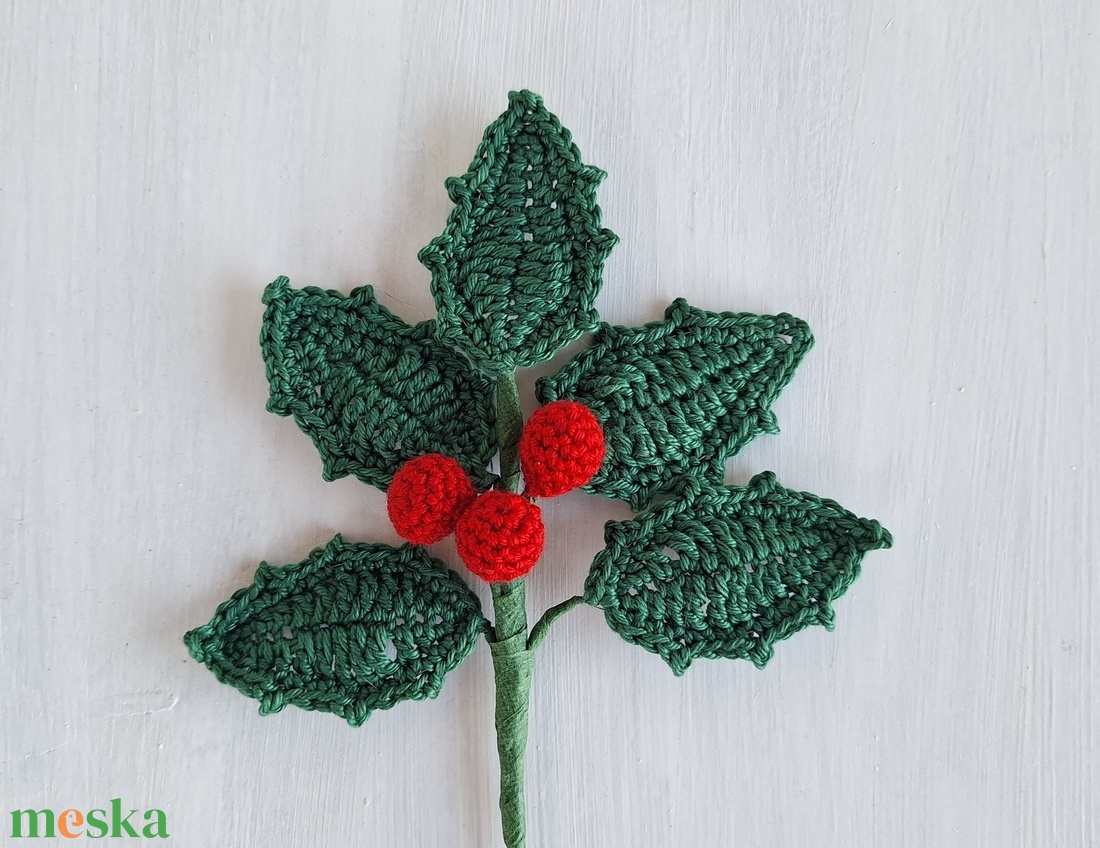 Horgolt magyal ág  karácsonyi kézműves dekoráció - karácsony - karácsonyi lakásdekoráció - karácsonyi lakásdíszek - Meska.hu