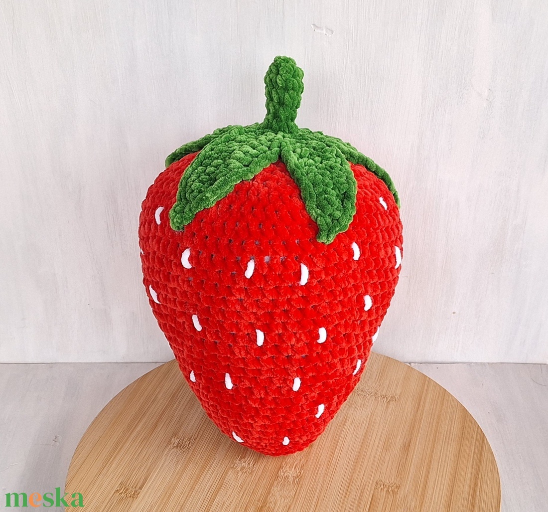 Horgolt plüss eper párna - otthon & életmód - lakástextil - párna & párnahuzat - díszpárna (belsővel együtt) - Meska.hu