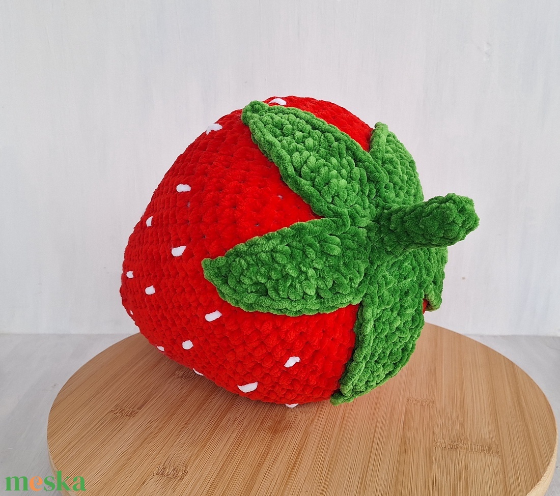 Horgolt plüss eper párna - otthon & életmód - lakástextil - párna & párnahuzat - díszpárna (belsővel együtt) - Meska.hu