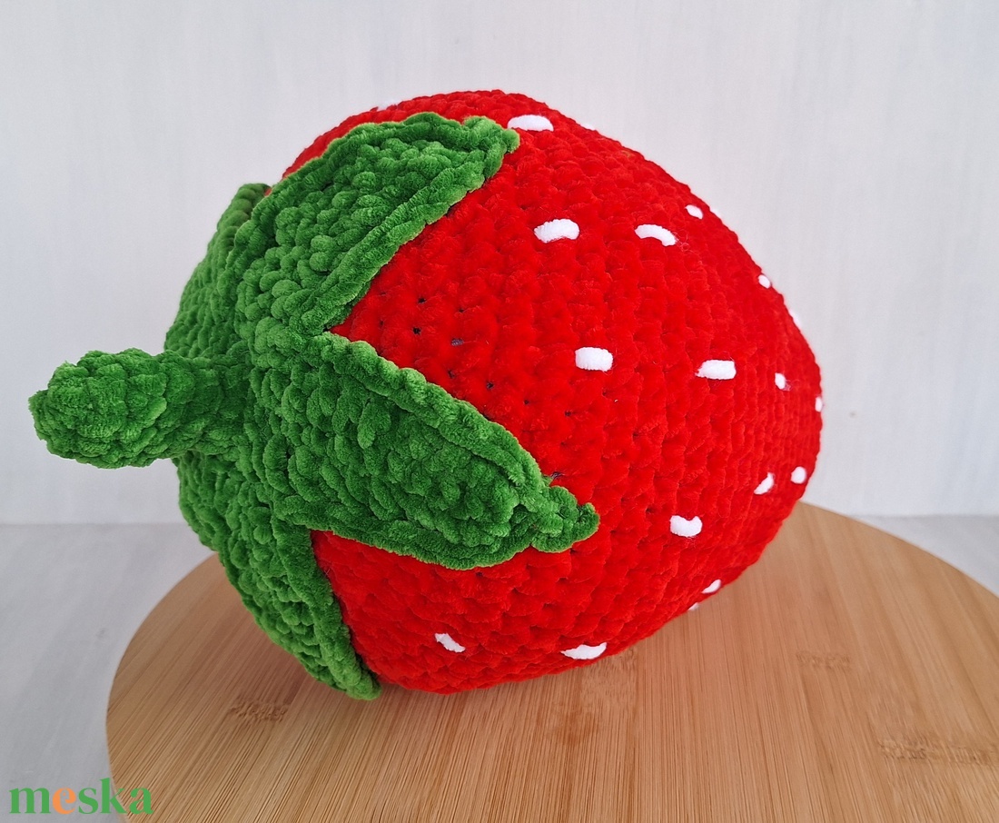 Horgolt plüss eper párna - otthon & életmód - lakástextil - párna & párnahuzat - díszpárna (belsővel együtt) - Meska.hu