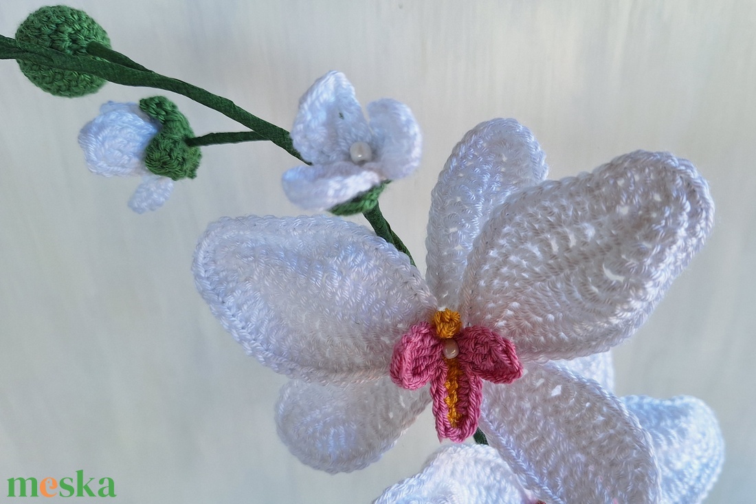 Horgolt fehér orchidea kaspóban - kicsi vagy nagy - otthon & életmód - dekoráció - Meska.hu