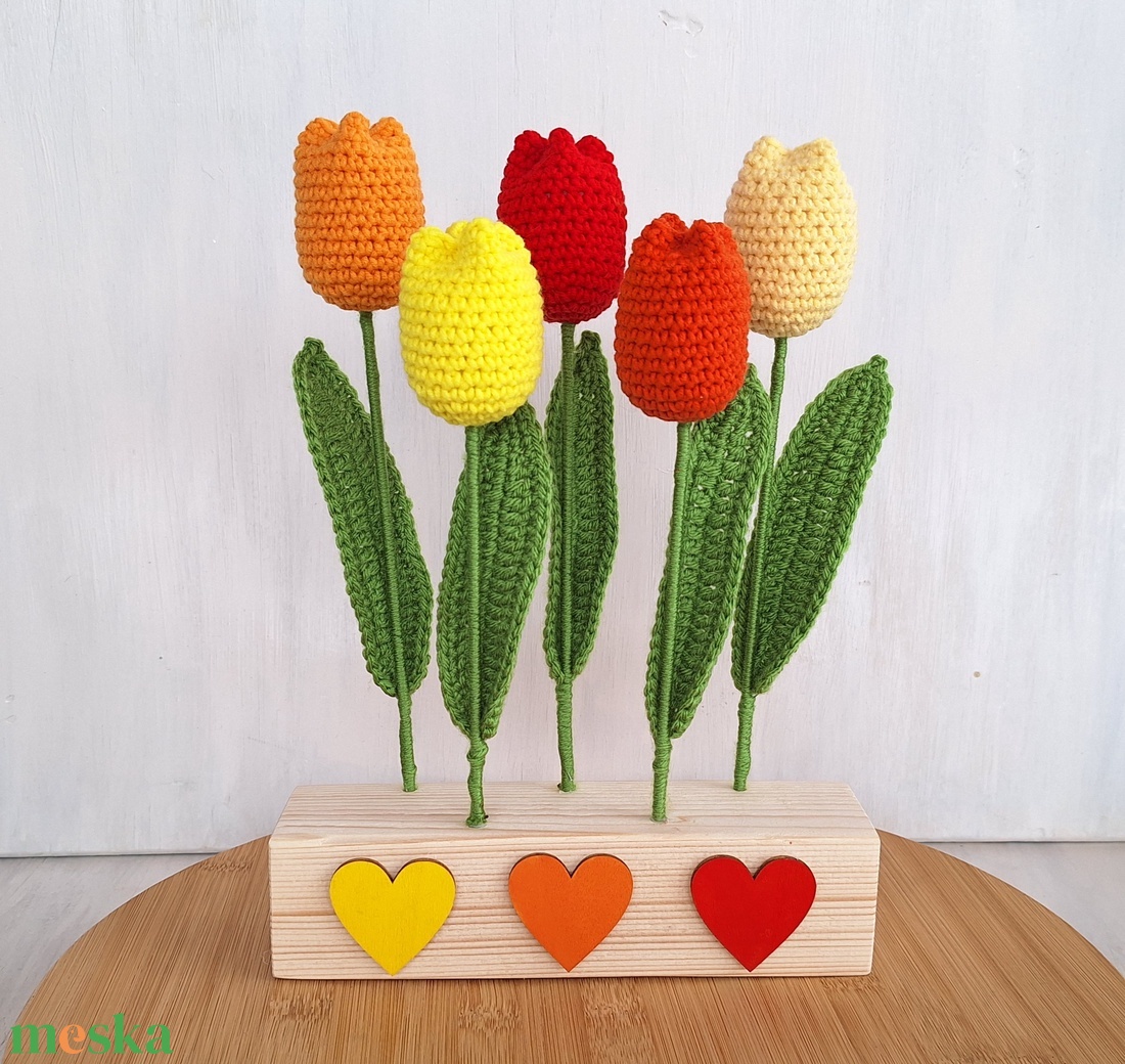 Horgolt tulipános asztali dísz - otthon & életmód - dekoráció - asztal és polc dekoráció - asztaldísz - Meska.hu