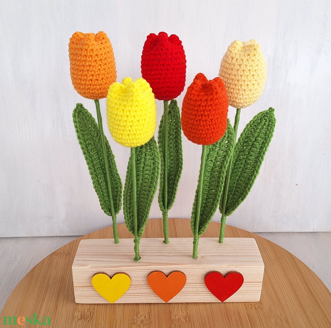 Horgolt tulipános asztali dísz - otthon & életmód - dekoráció - asztal és polc dekoráció - asztaldísz - Meska.hu