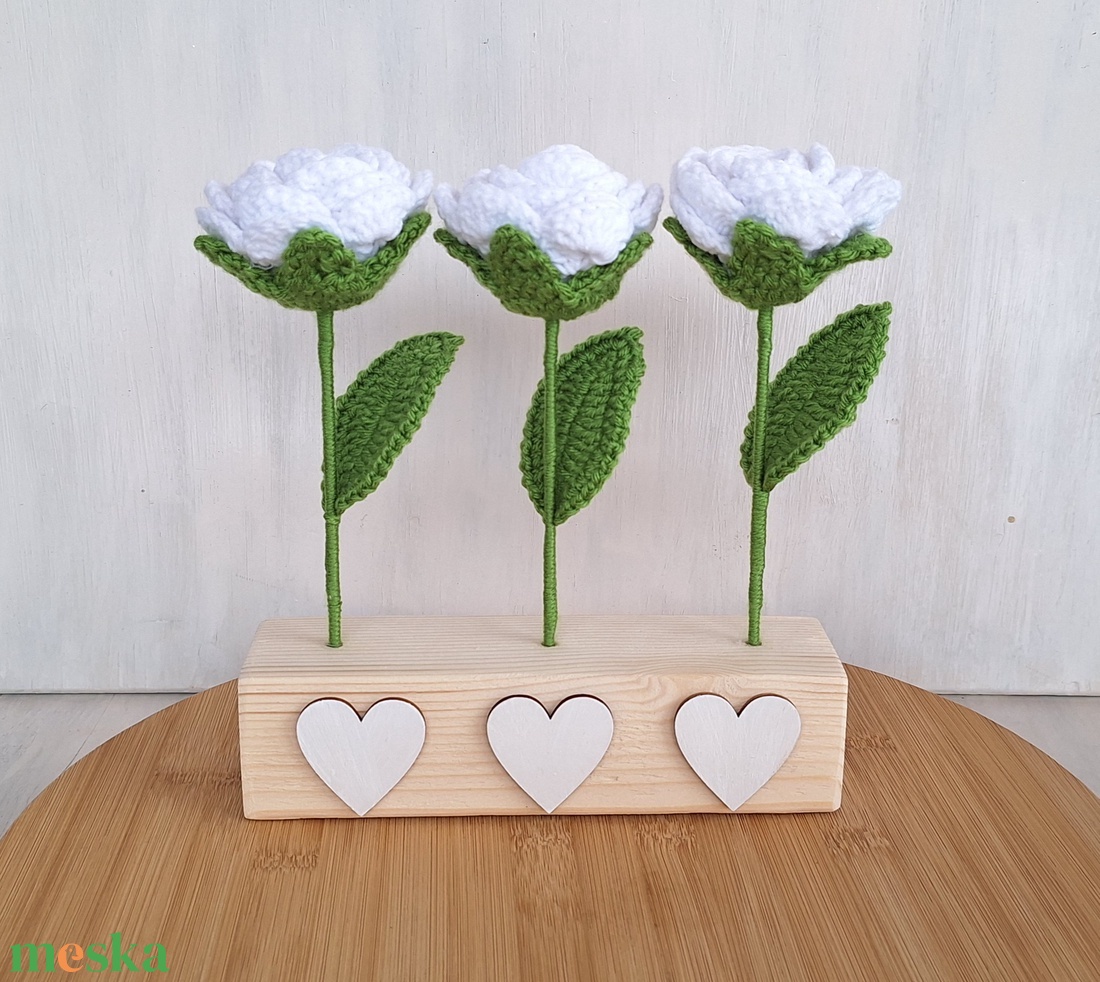 Horgolt fehér rózsás asztali dísz - otthon & életmód - dekoráció - Meska.hu
