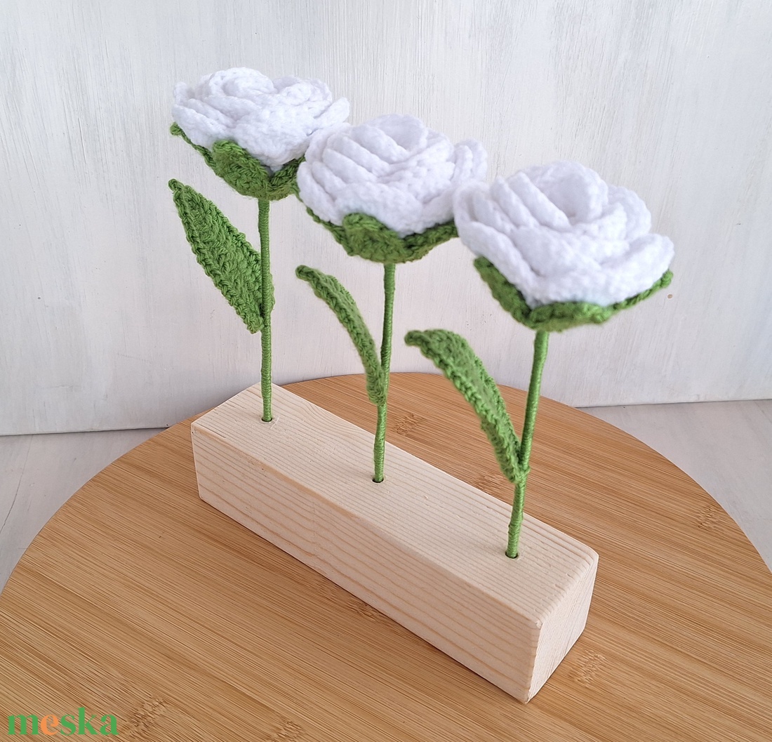 Horgolt fehér rózsás asztali dísz - otthon & életmód - dekoráció - Meska.hu