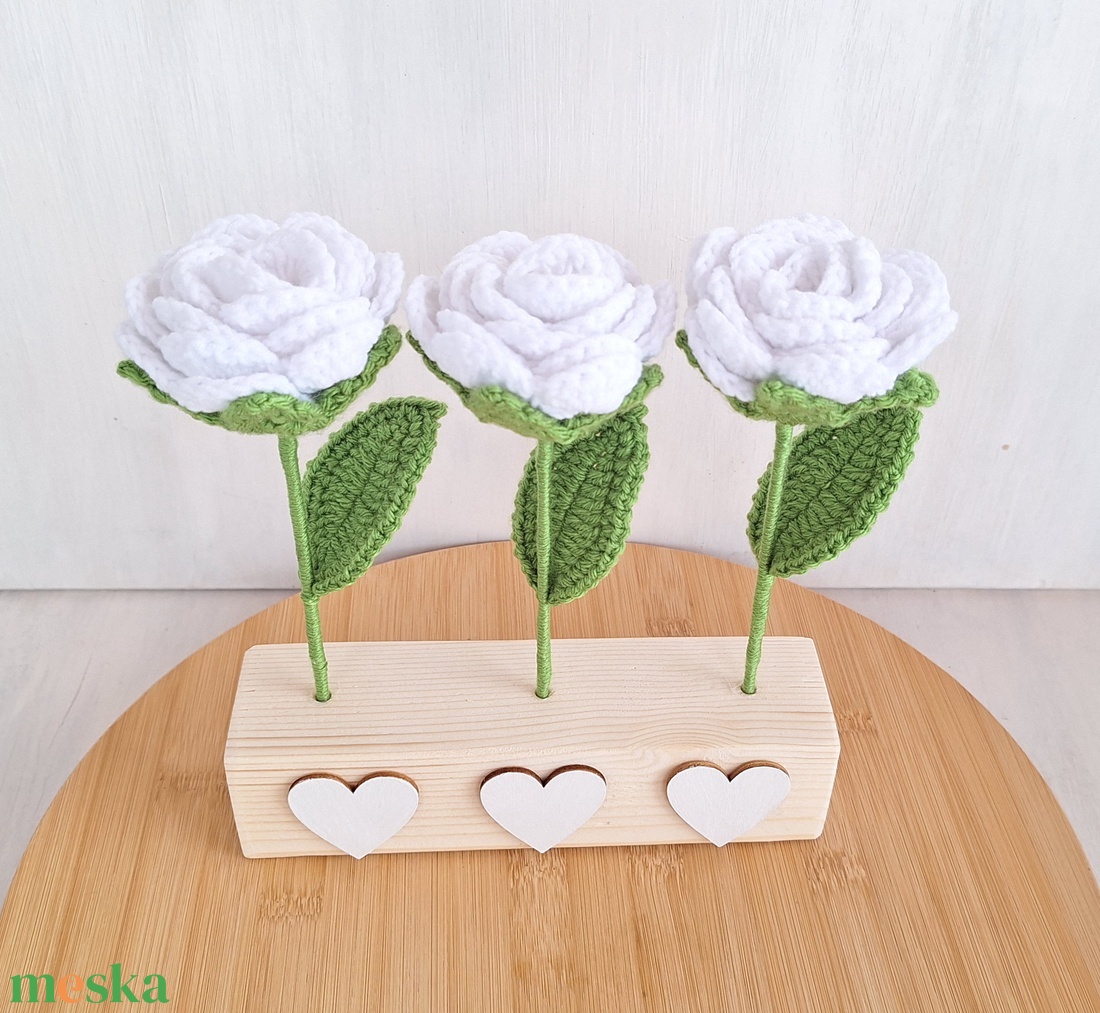 Horgolt fehér rózsás asztali dísz - otthon & életmód - dekoráció - Meska.hu