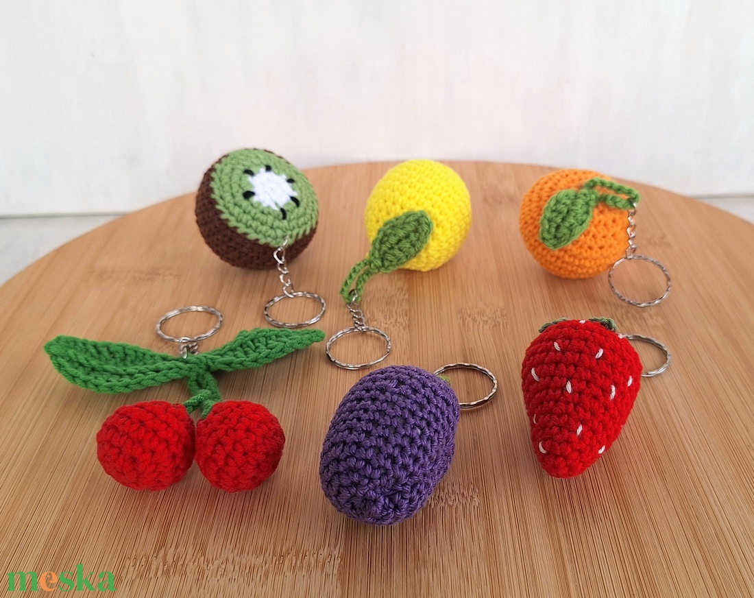 Horgolt gyümölcs kulcstartó - táska & tok - kulcstartó & táskadísz - kulcstartó - Meska.hu
