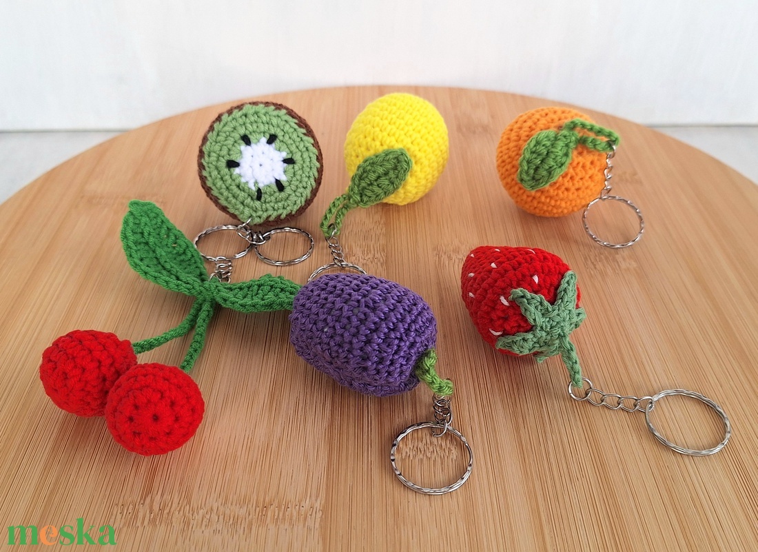 Horgolt gyümölcs kulcstartó - táska & tok - kulcstartó & táskadísz - kulcstartó - Meska.hu