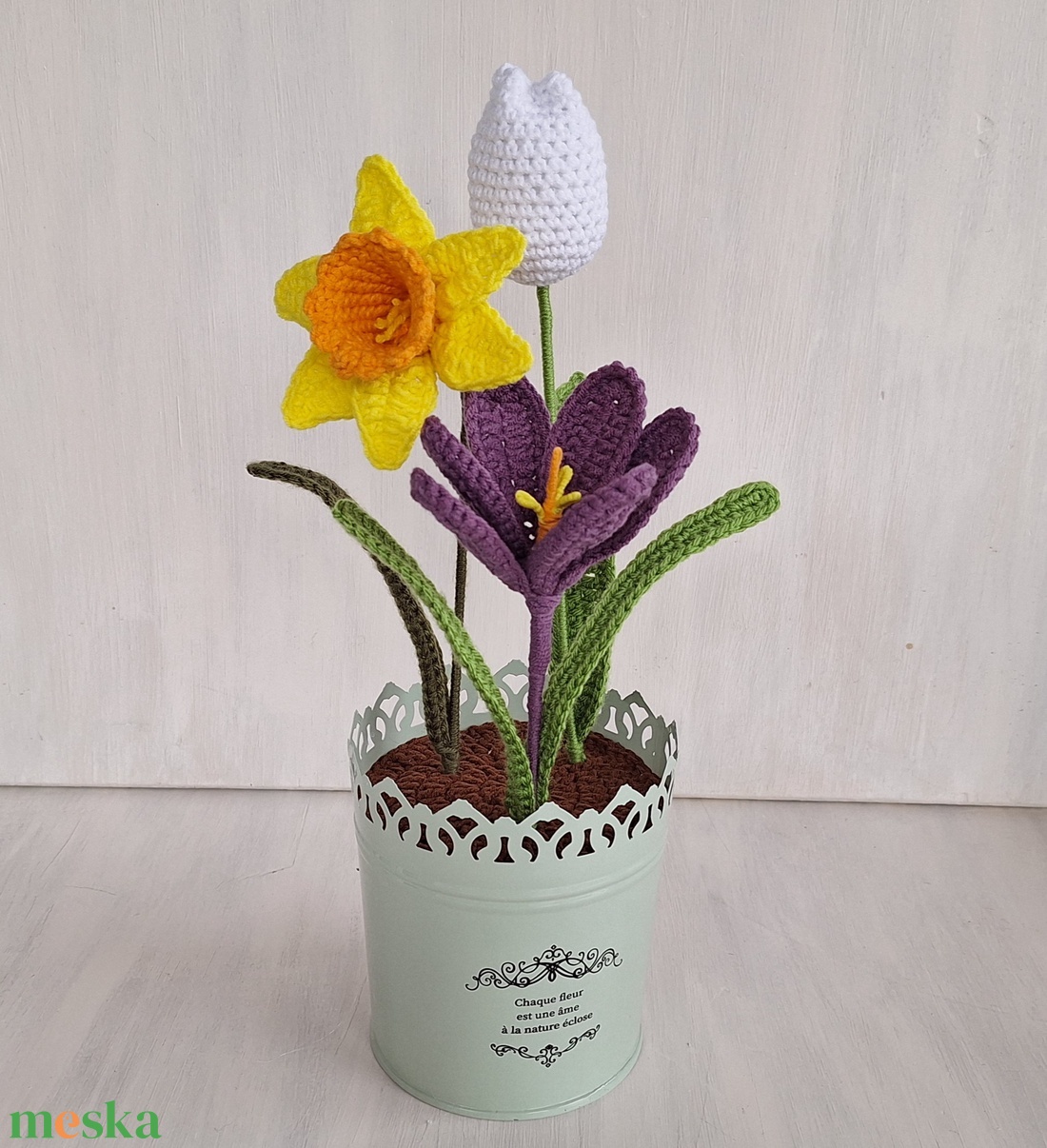 Horgolt tavaszi virágok fém kaspóban - otthon & életmód - dekoráció - asztal és polc dekoráció - asztaldísz - Meska.hu