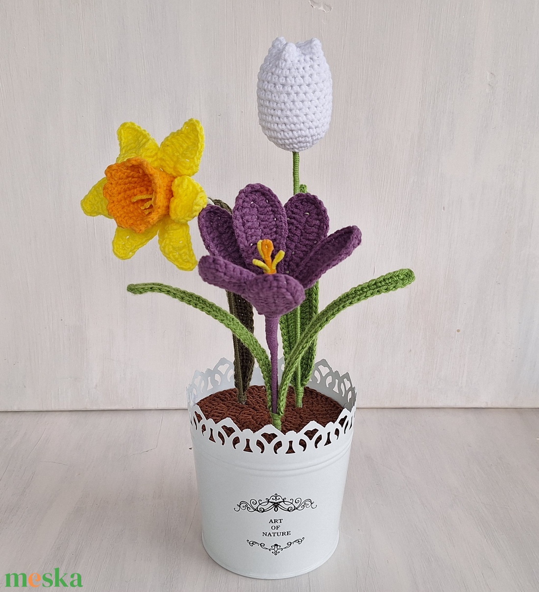 Horgolt tavaszi virágok fém kaspóban - otthon & életmód - dekoráció - asztal és polc dekoráció - asztaldísz - Meska.hu