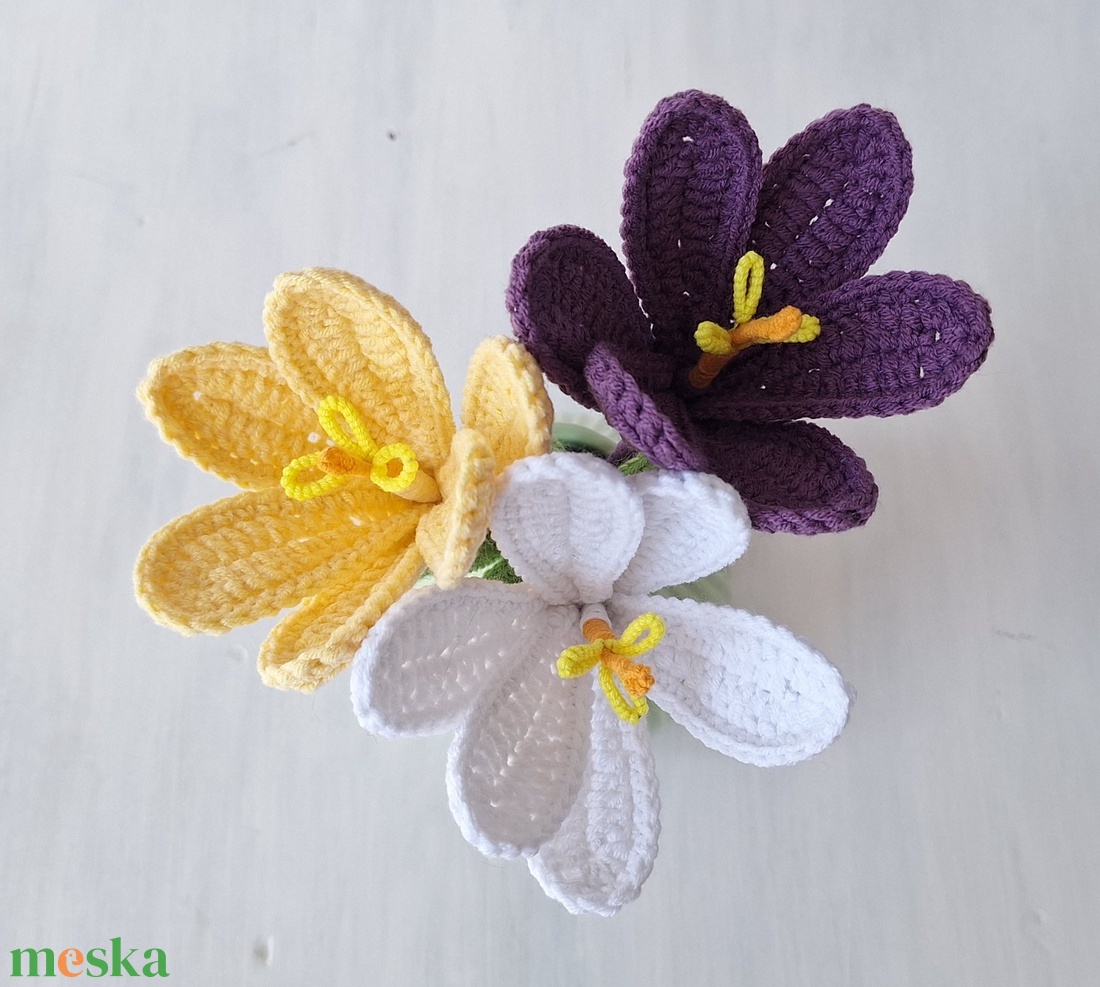 Horgolt krókusz csokor - otthon & életmód - virágdekoráció - virágok - szálas virág - Meska.hu