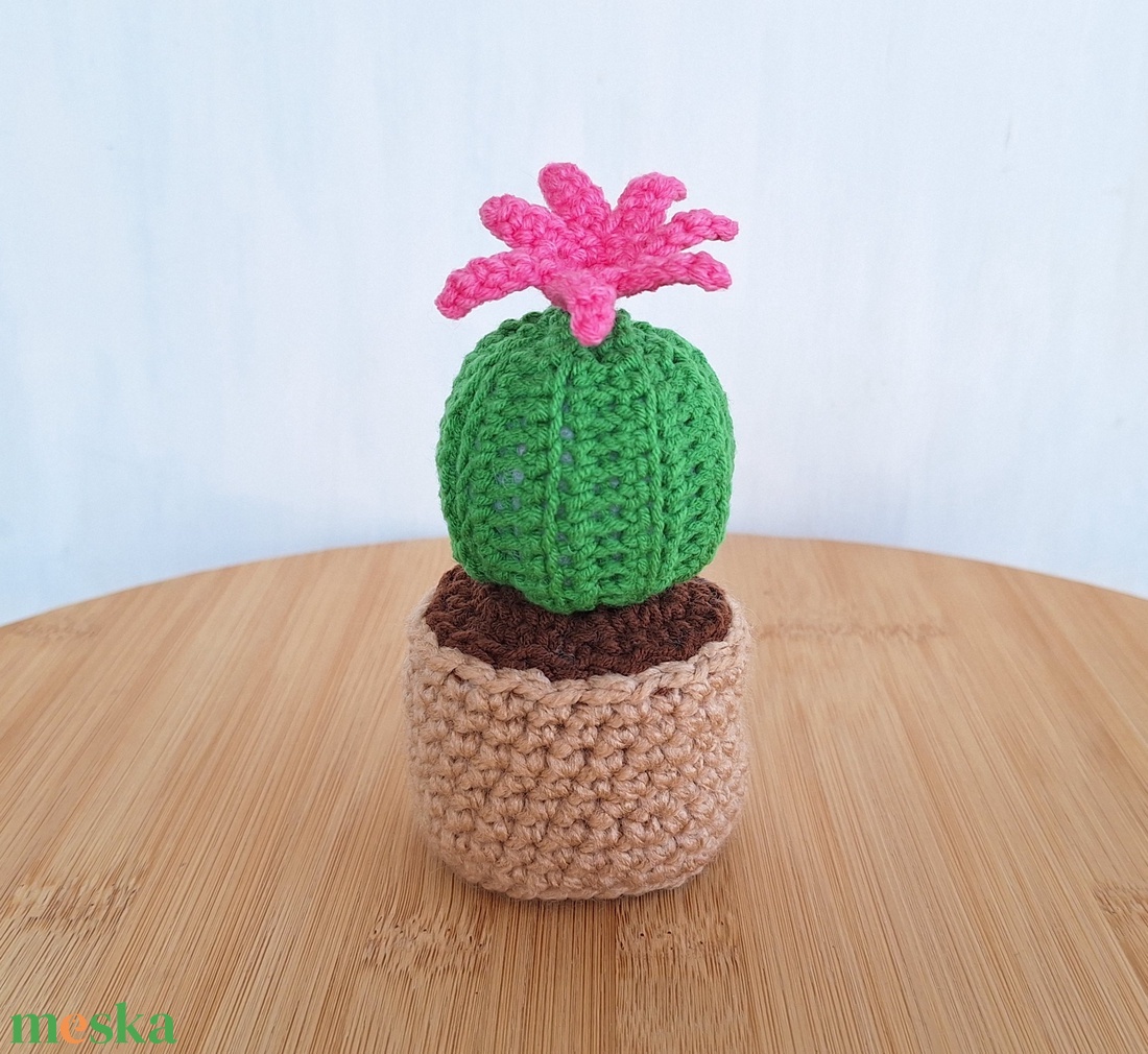 Horgolt gömbkaktusz cserépben virággal - otthon & életmód - dekoráció - dísztárgy - Meska.hu