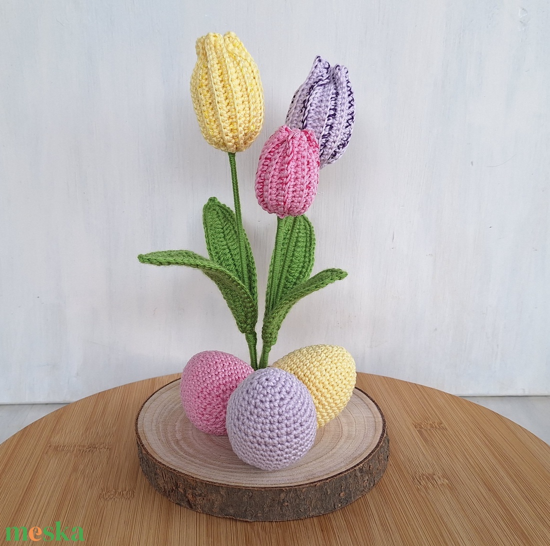 Horgolt tulipános húsvéti dekoráció fa talpon - ünnepi díszek, dekorációk - húsvéti díszek és dekorációk - húsvéti asztaldíszek - Meska.hu