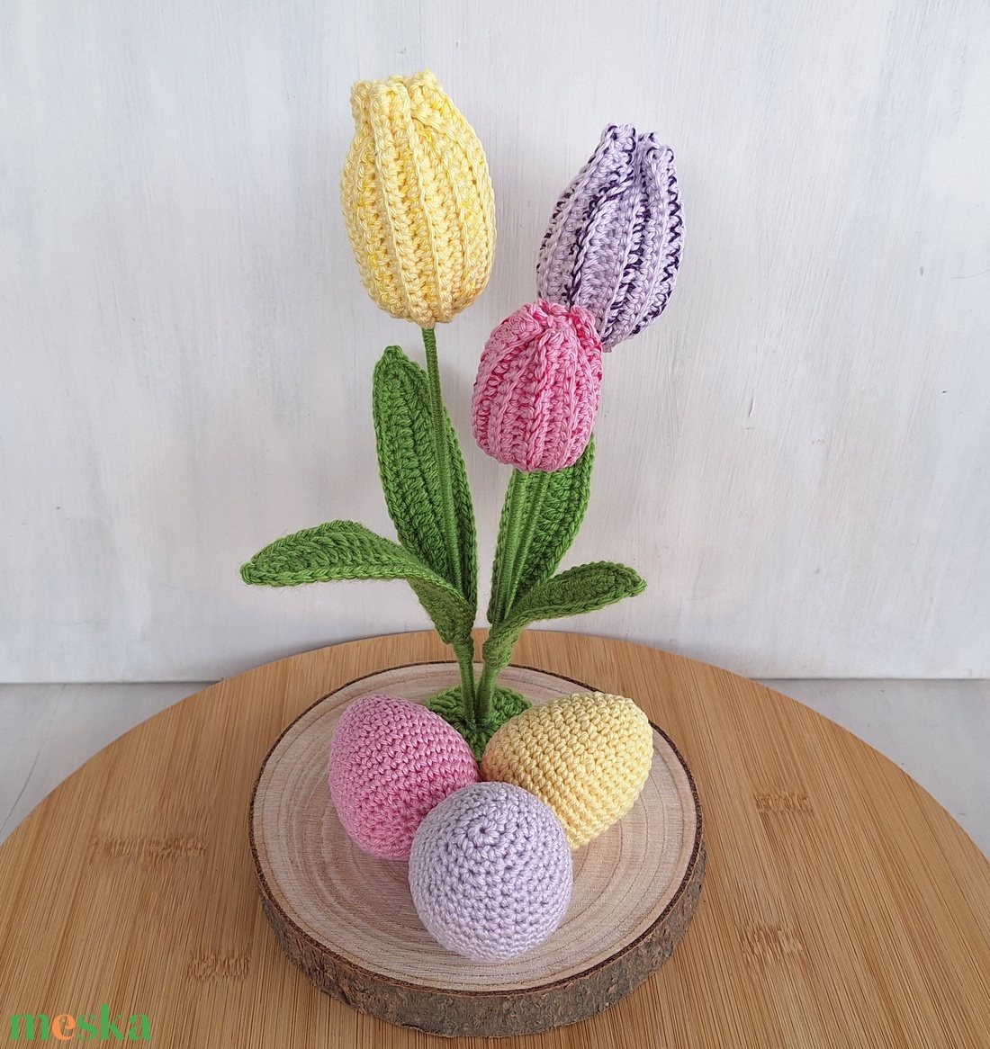 Horgolt tulipános húsvéti dekoráció fa talpon - ünnepi díszek, dekorációk - húsvéti díszek és dekorációk - húsvéti asztaldíszek - Meska.hu
