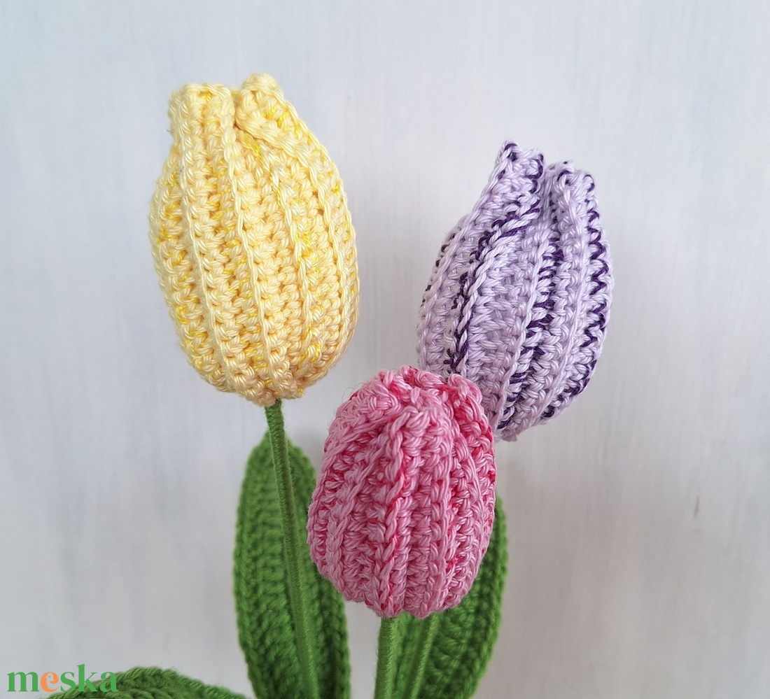 Horgolt tulipános húsvéti dekoráció fa talpon - ünnepi díszek, dekorációk - húsvéti díszek és dekorációk - húsvéti asztaldíszek - Meska.hu