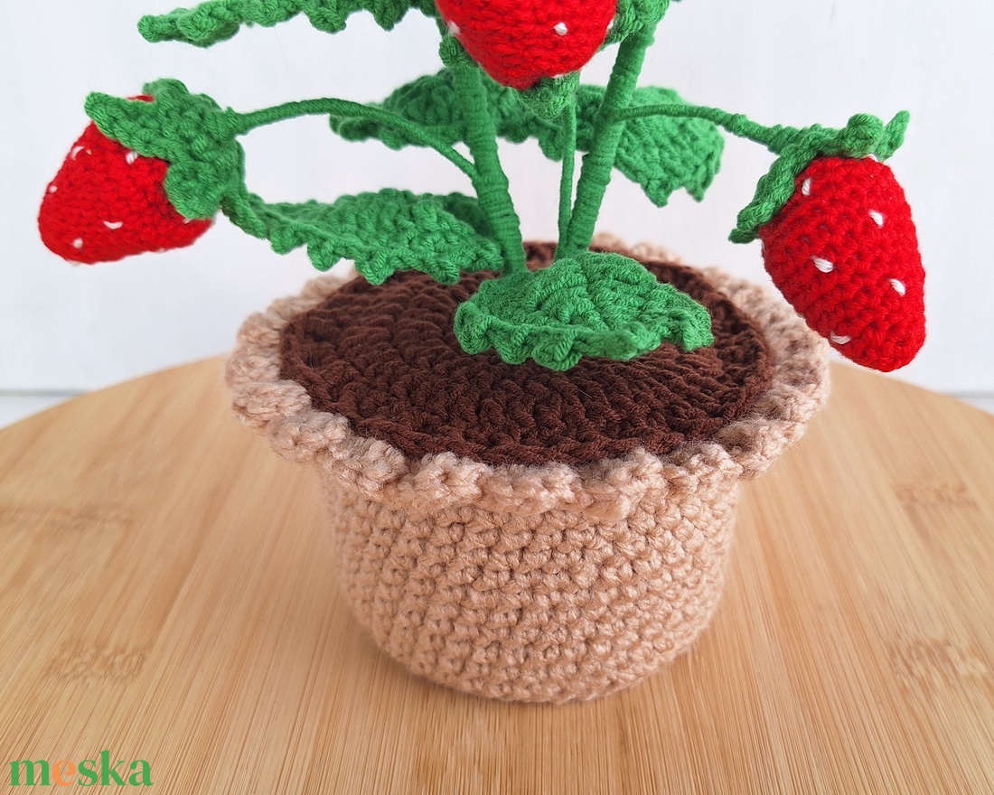 Horgolt eper cserépben - otthon & életmód - dekoráció - dísztárgy - Meska.hu