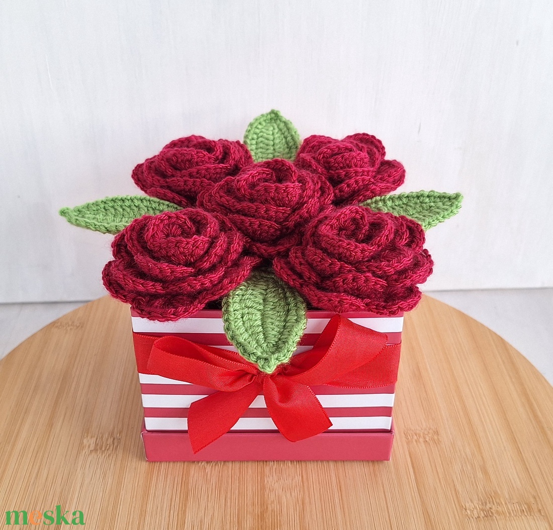 Rózsa doboz horgolt vörös rózsákkal - otthon & életmód - virágdekoráció - virágok - virágbox - Meska.hu