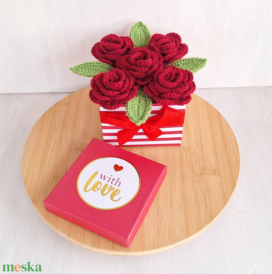 Rózsa doboz horgolt vörös rózsákkal - otthon & életmód - virágdekoráció - virágok - virágbox - Meska.hu