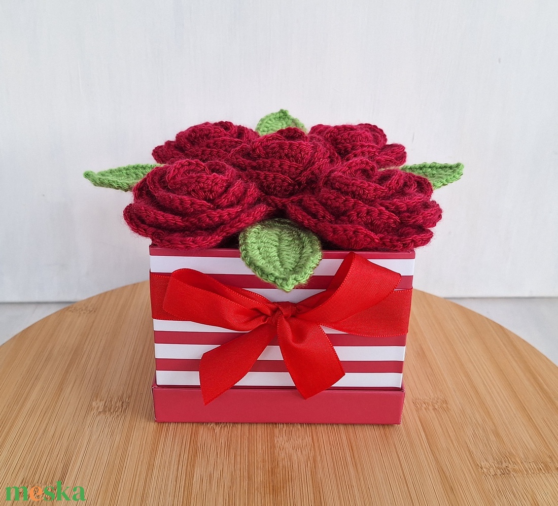 Rózsa doboz horgolt vörös rózsákkal - otthon & életmód - virágdekoráció - virágok - virágbox - Meska.hu